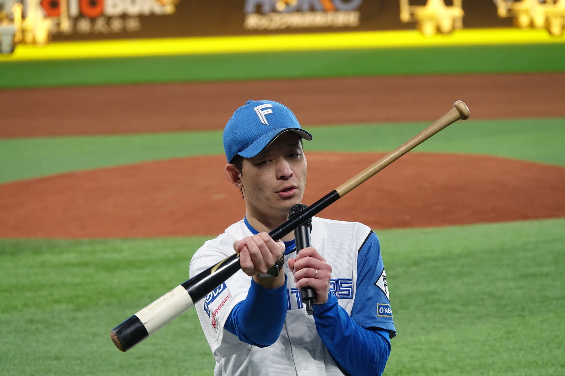 子供たちからの質問に応える浅沼氏（左）と大塚氏（右）