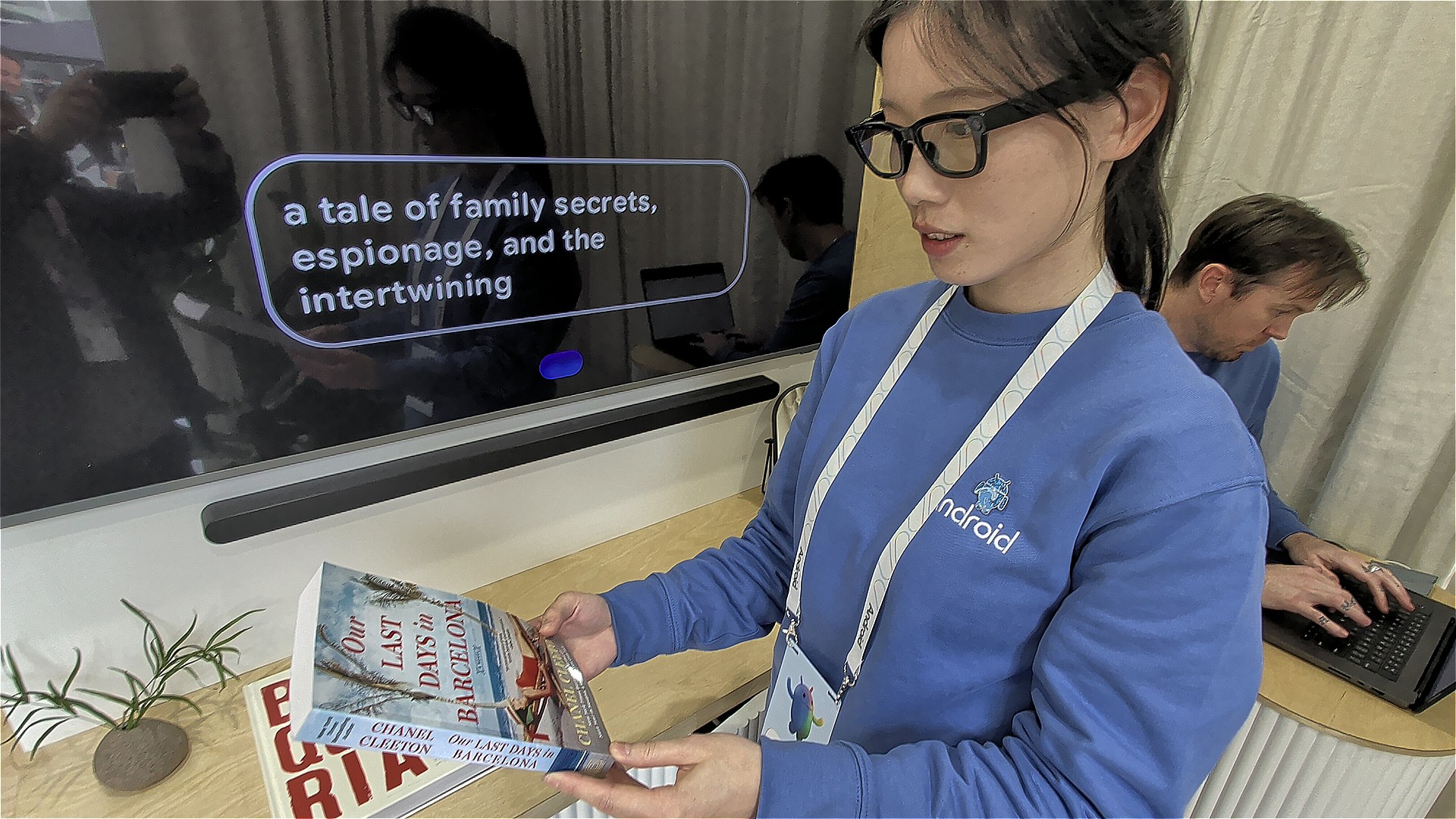 グラスを装着して操作している様子は、今回、大きなディスプレイで紹介された。こちらは画像認識で書籍の情報を得た場面