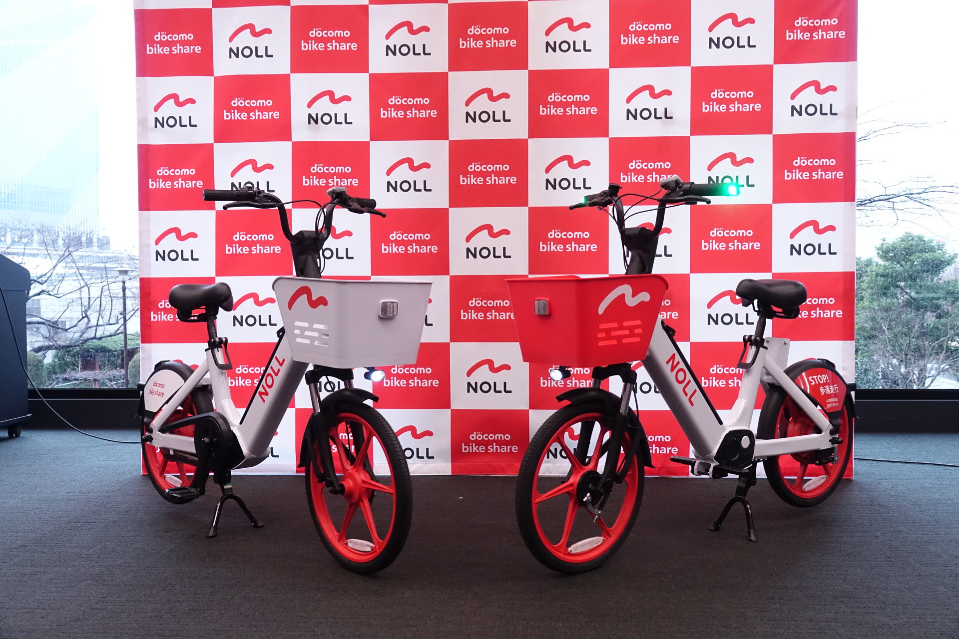 左が電動アシスト自転車、右が特定小型原動機付自転車