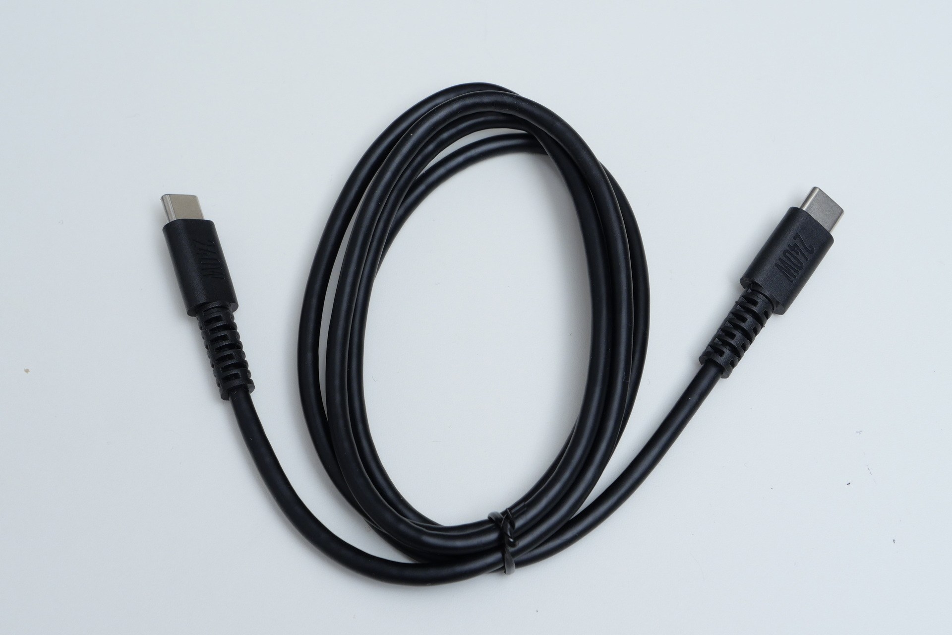 USBコネクタの保護部分が比較的大きく、ケーブル自体もやや硬めだ