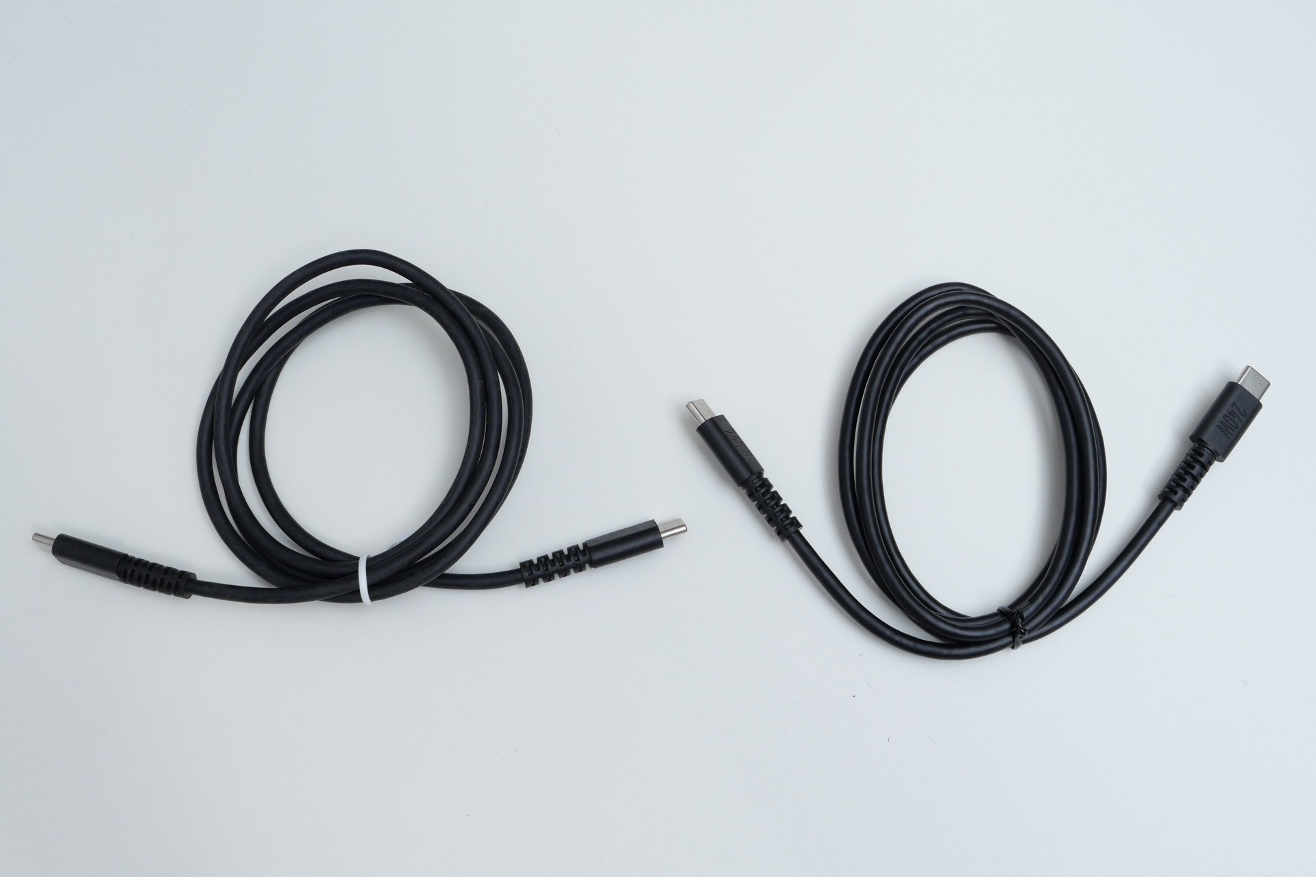 以前取り上げたUSB 3.0/USB PD 100W対応ケーブル（左）と比べてみると、コネクタ形状やケーブルの硬さなどほぼ同じだった