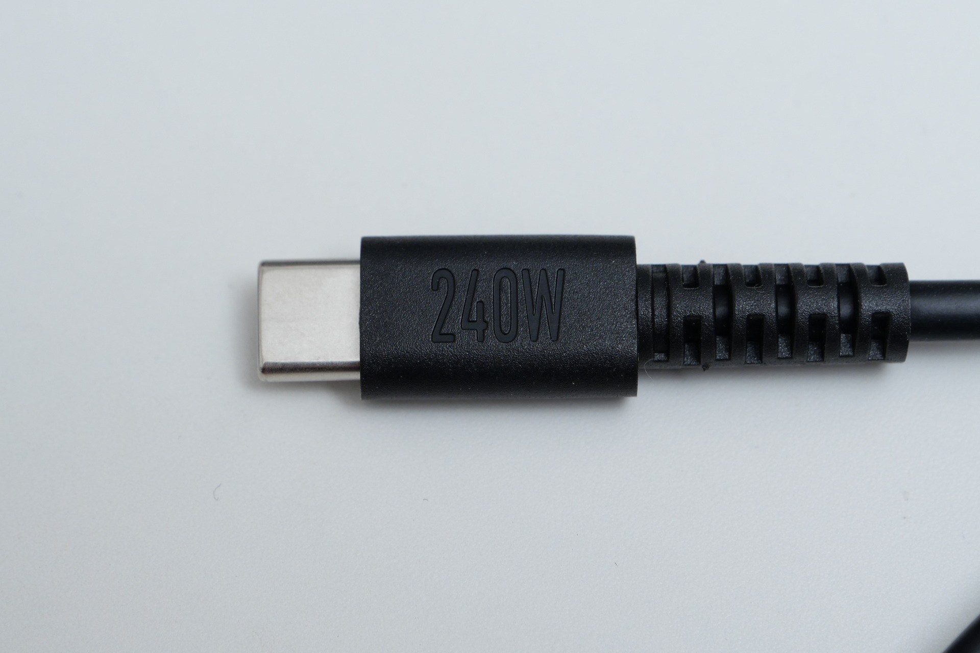 今回の製品では、コネクタに「240W」と大きく表記されている点が異なる部分