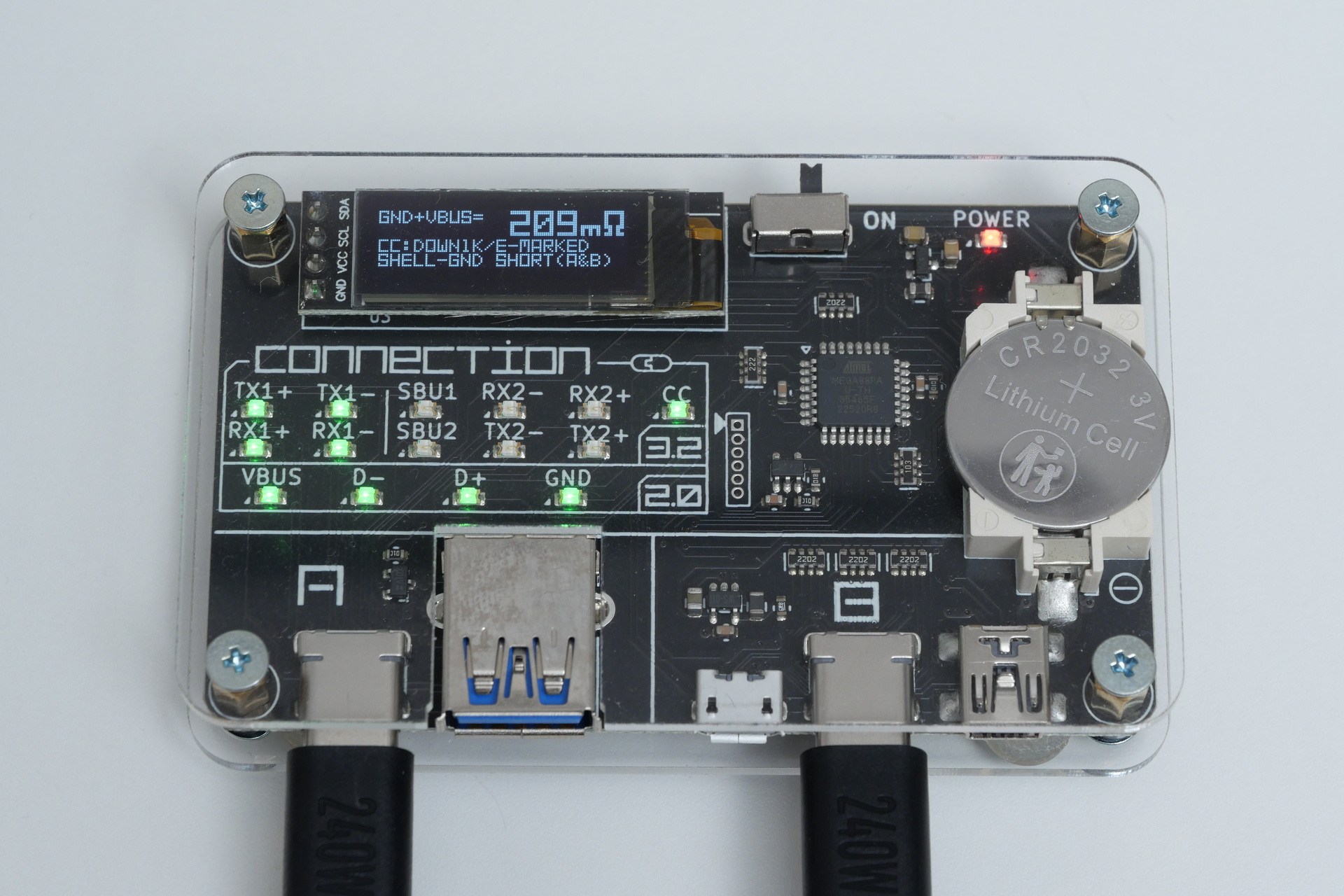 USB CABLE CHECKER 2でチェックしてみると、USB 3.x用の8本のデータ通信用信号線と2本のサイドバンド信号線のうち、データ通信用信号線の4本しか結線されておらず、Full Featuredケーブルではないとわかる