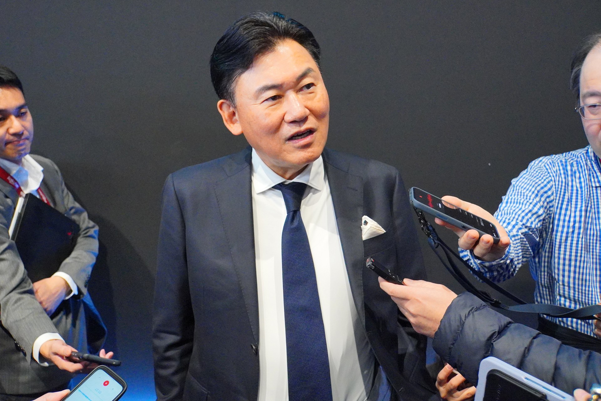 基調講演後に報道陣からの取材にこたえる三木谷氏