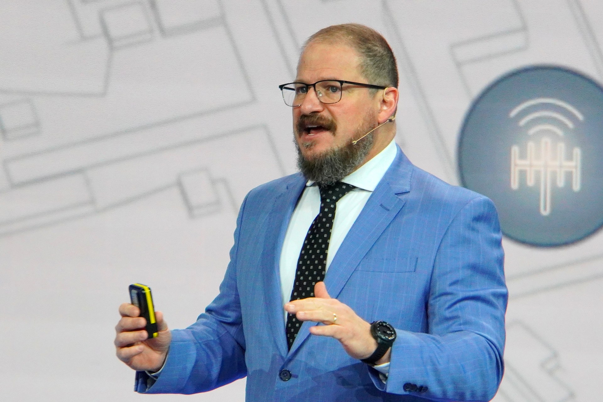 会期2日目の基調講演には、クアルコムのアモンCEOが登壇した