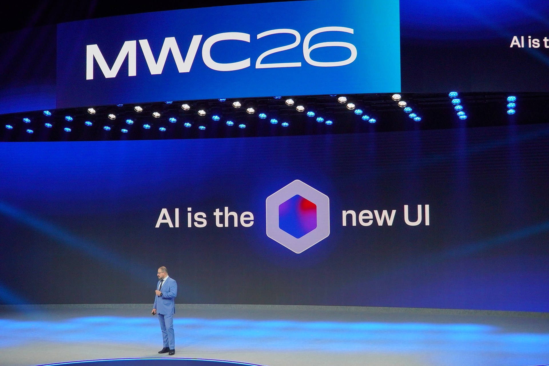 アモン氏は、AIが新しいUIになると語った