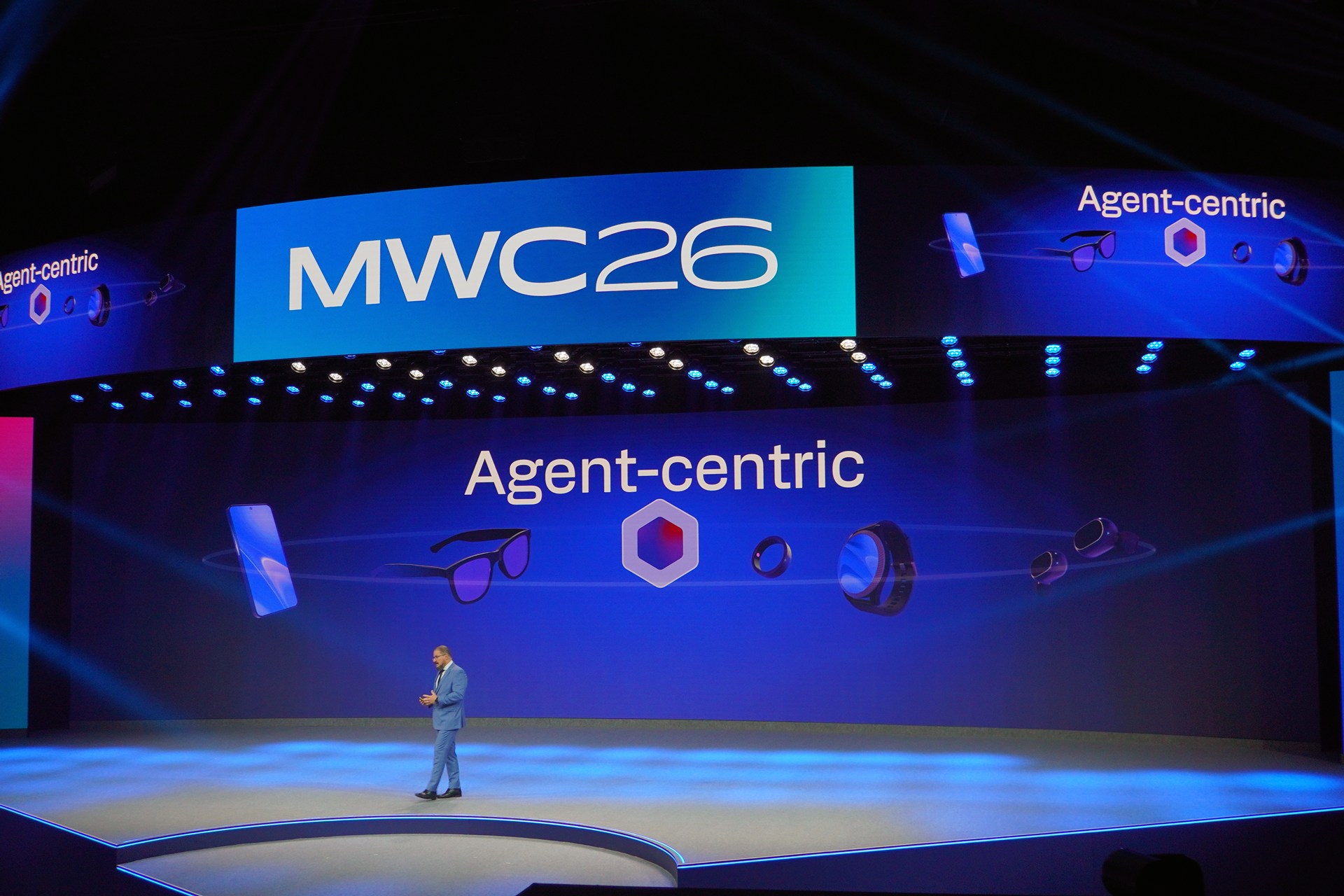 スマホが中心だったこれまでとは違い、AIエージェントが中心になり、それぞれのデバイスを連携させていく役割を担う