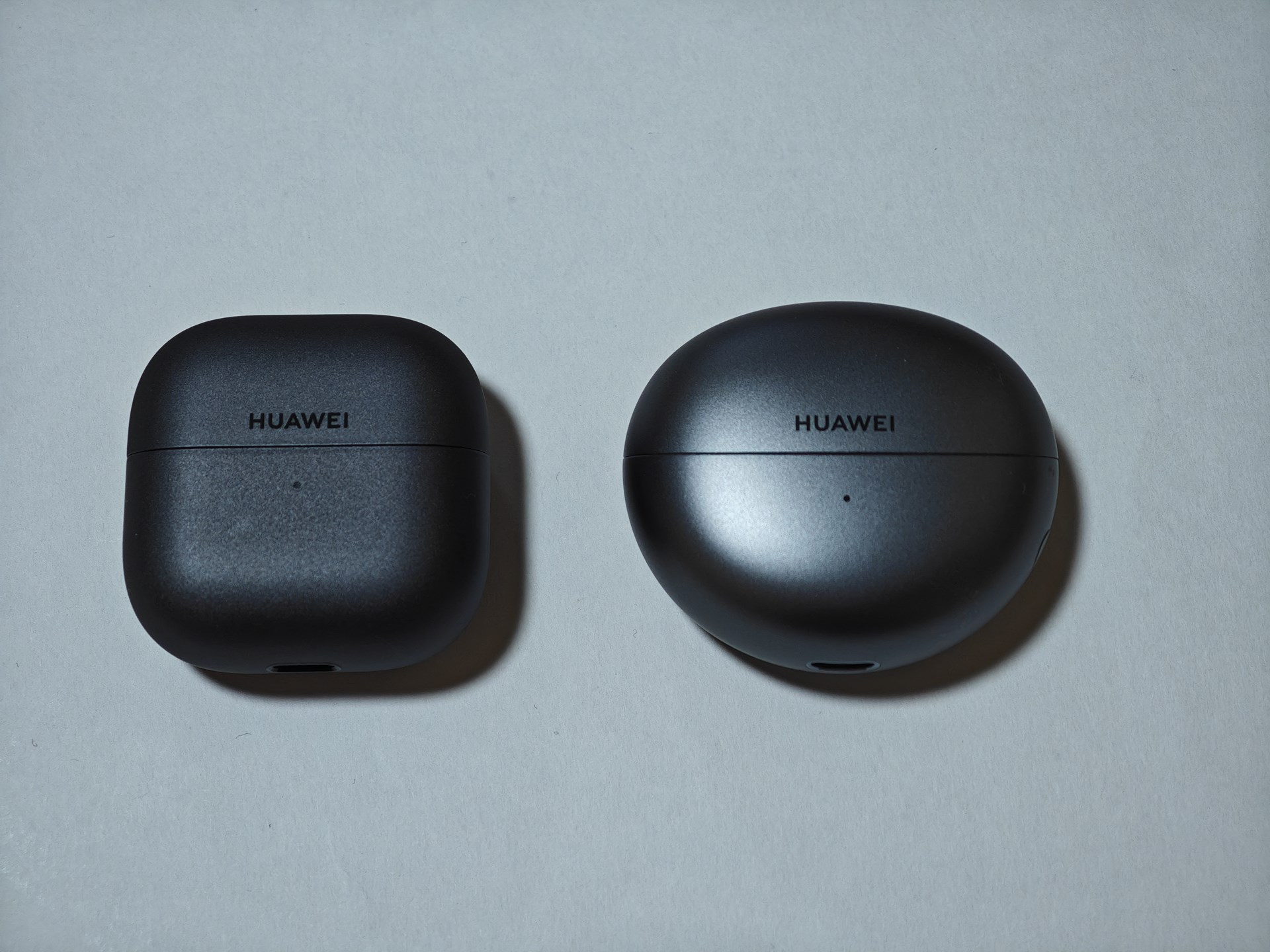 正式販売になったHUAWEI FreeClip 2（左）。右は初代のFreeClipです。初代のFreeClip（左）と比べて明らかに小さくなりました。