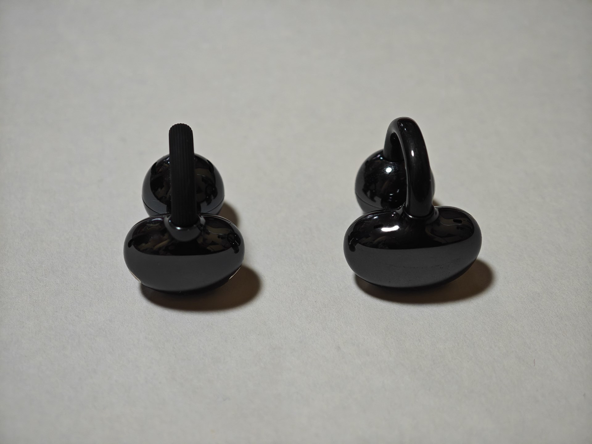 ビーンが小型化され、ブリッジの質感がマットになりました。