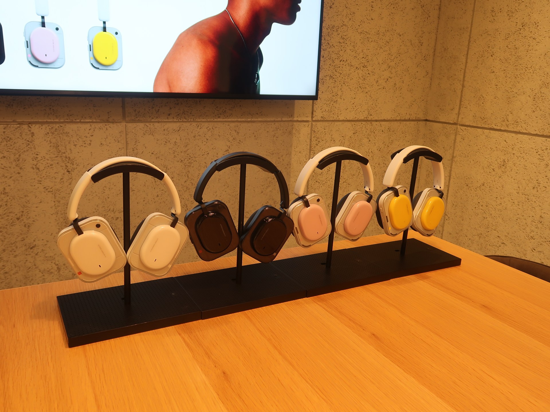 Headphone (a)。左から、ホワイト、ブラック、ピンク、イエロー