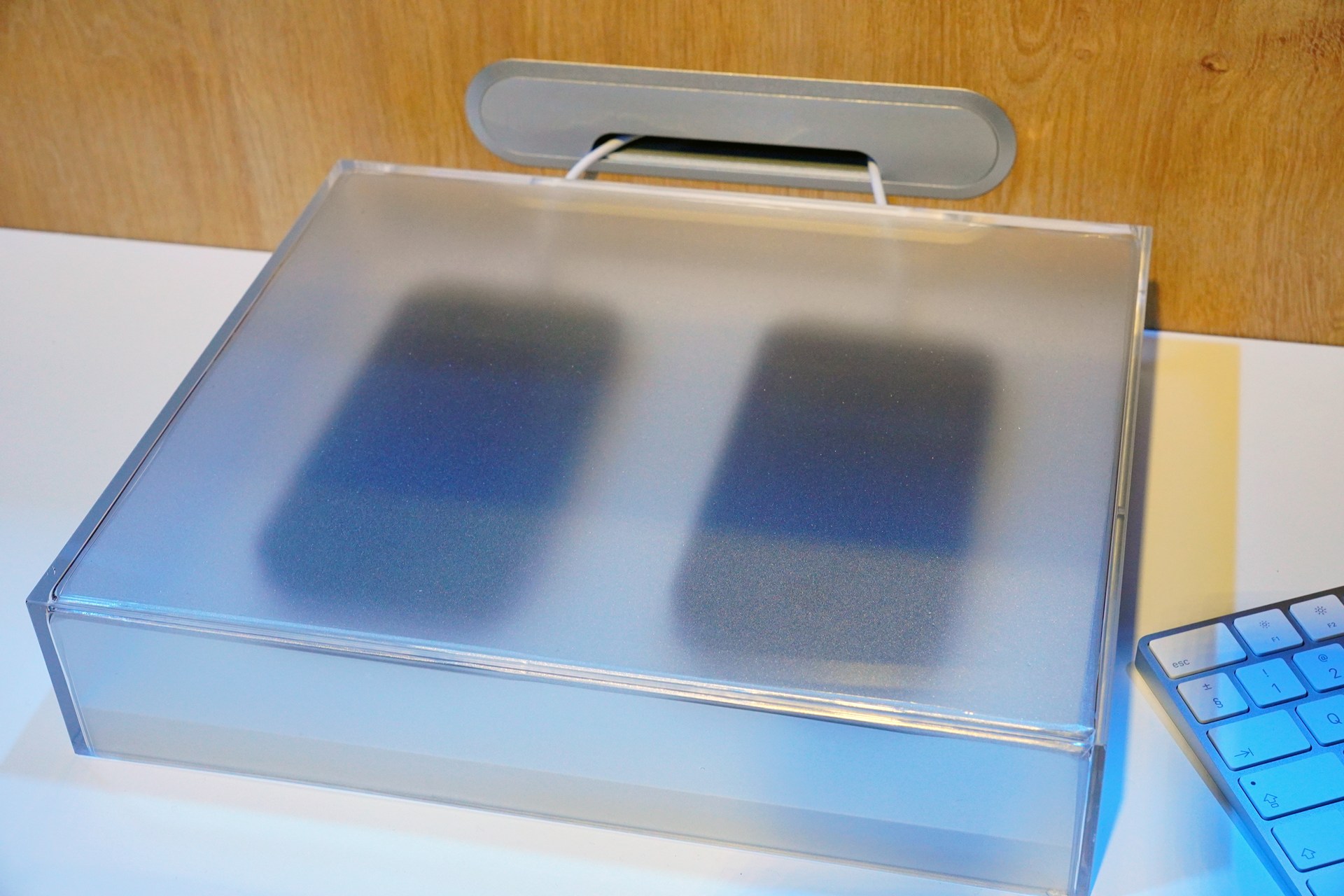 iPhoneと思われる謎の端末。左が5G、右が6Gをオンにした状態で、同じ周波数を共用する