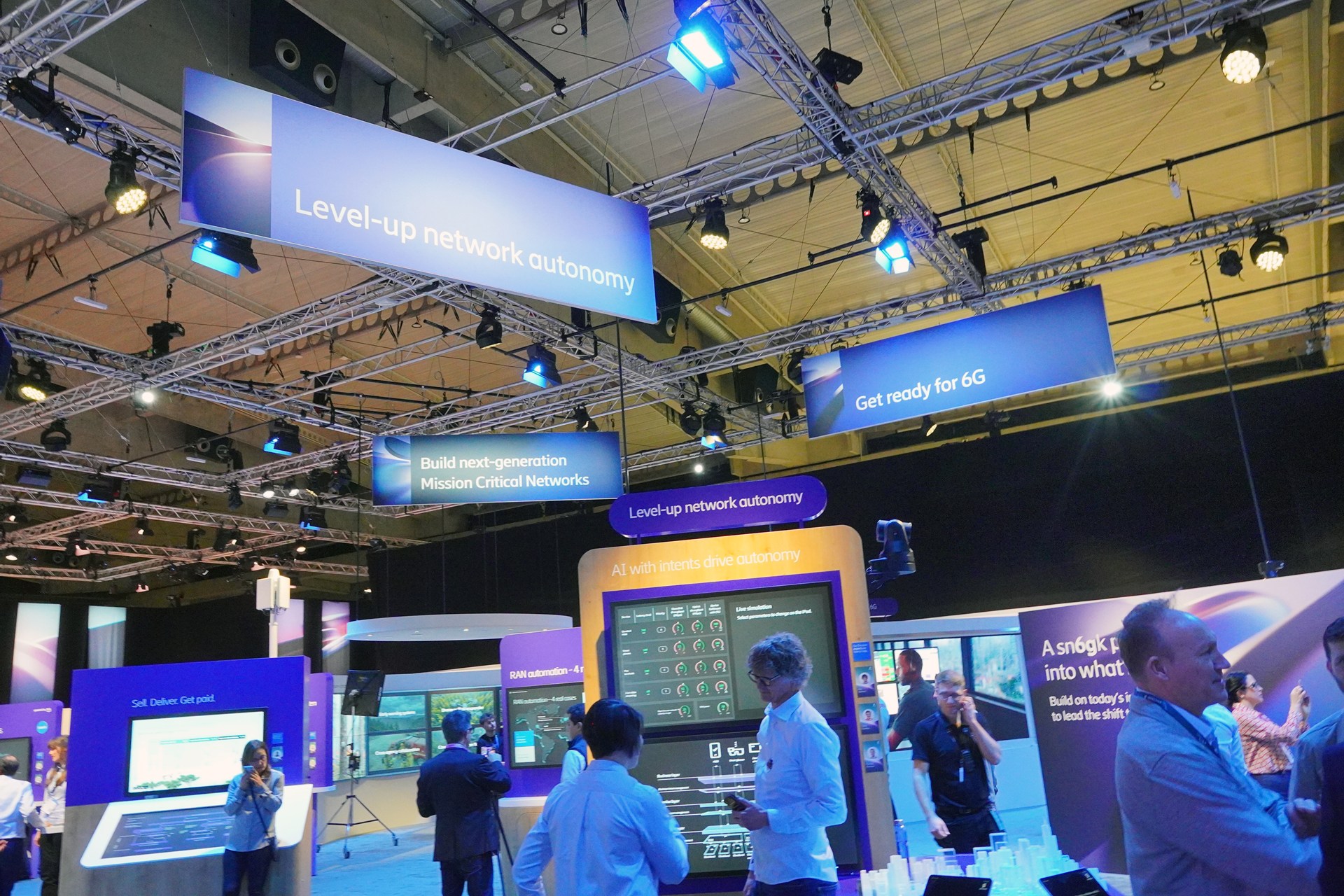 キャリア向けのネットワーク自動化や6Gの研究開発成果を披露するコーナーも