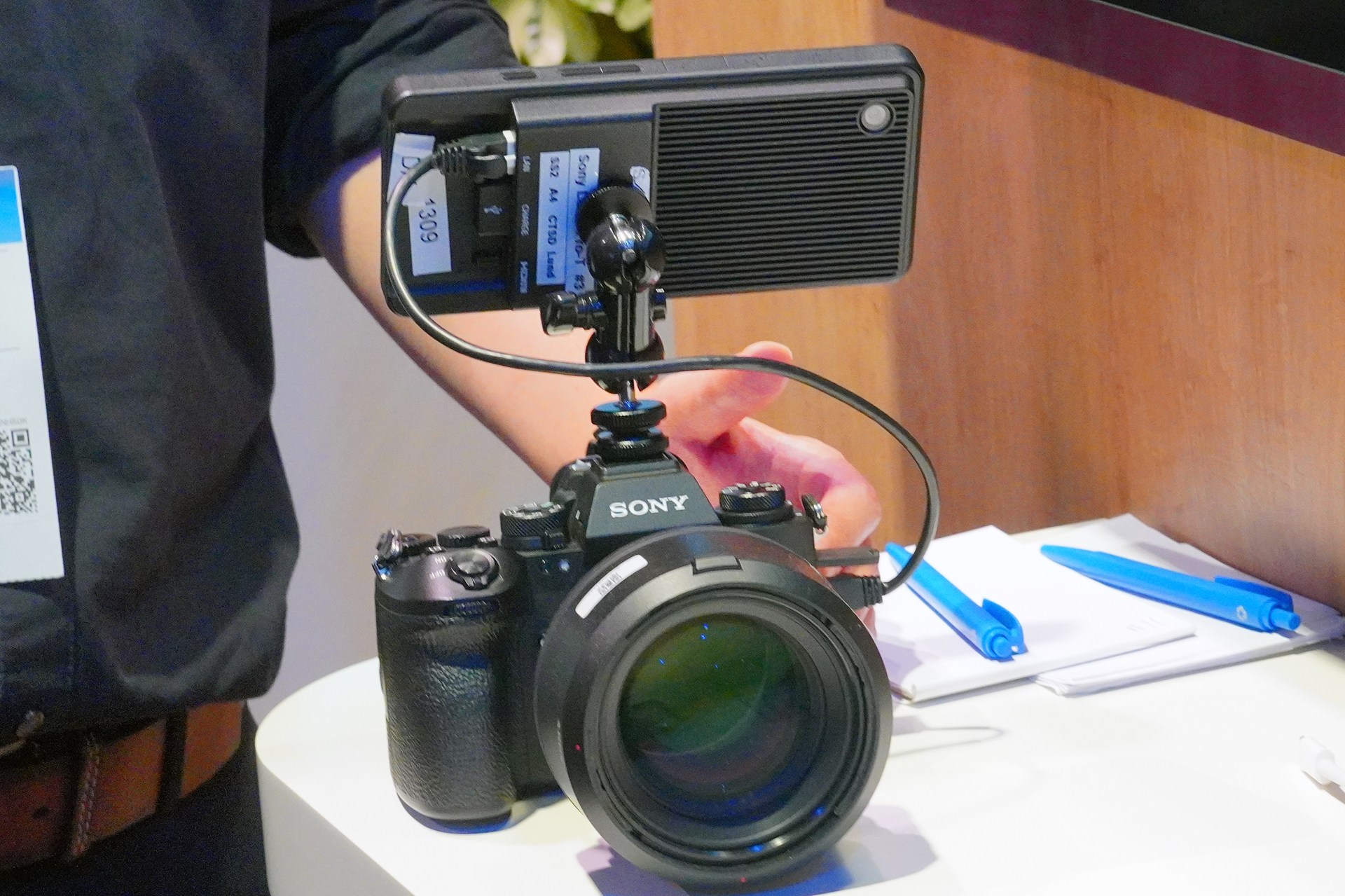 ソニーは、一眼カメラ「α」をネットワークに接続し、撮影直後に写真を送信する仕組みを報道カメラマン向けに提供している