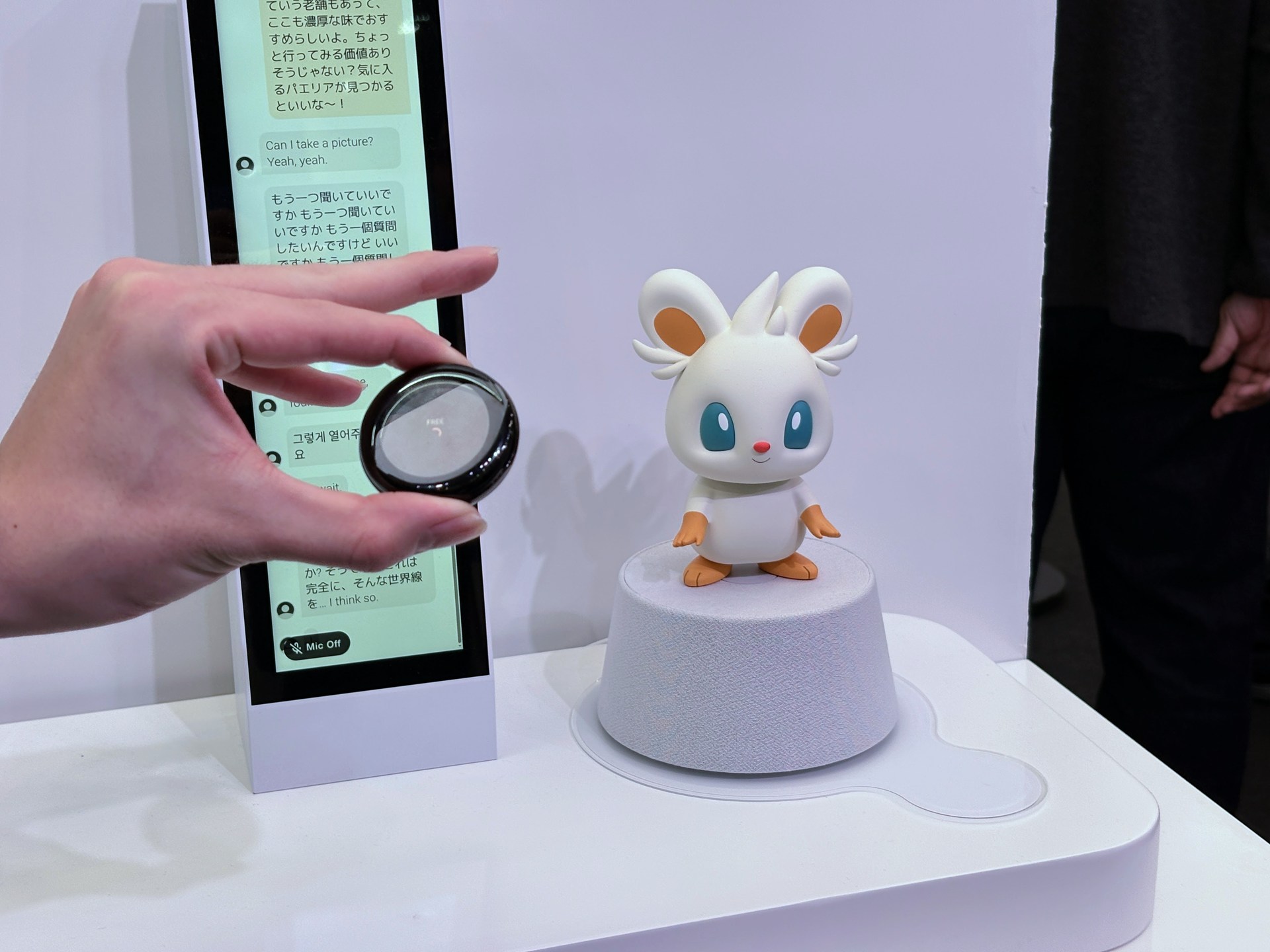 MWC会場では、ワラピィのフィギュアとウェアラブルをイメージしたデバイスを展示。宅内ではフィギュアと話したり、縦長のディスプレイに情報が表示されたりする。外出時にはウェアラブルデバイスを手にするとワラピィの機能が転送されるような使い方が提案されていた