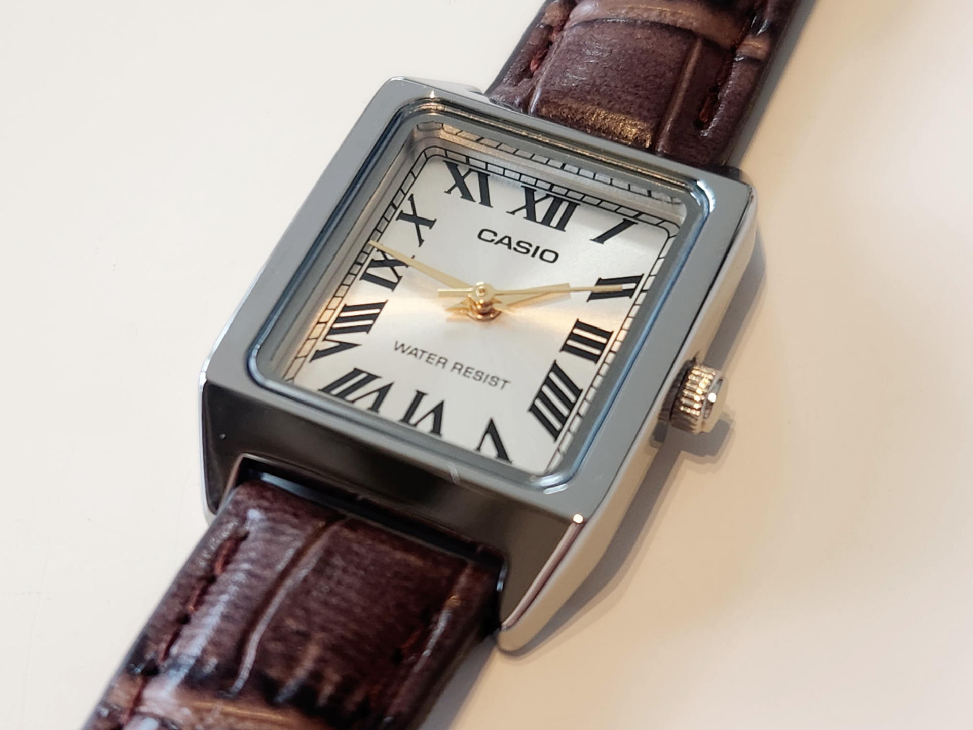 ローマ数字が映えるスクエアフェイス