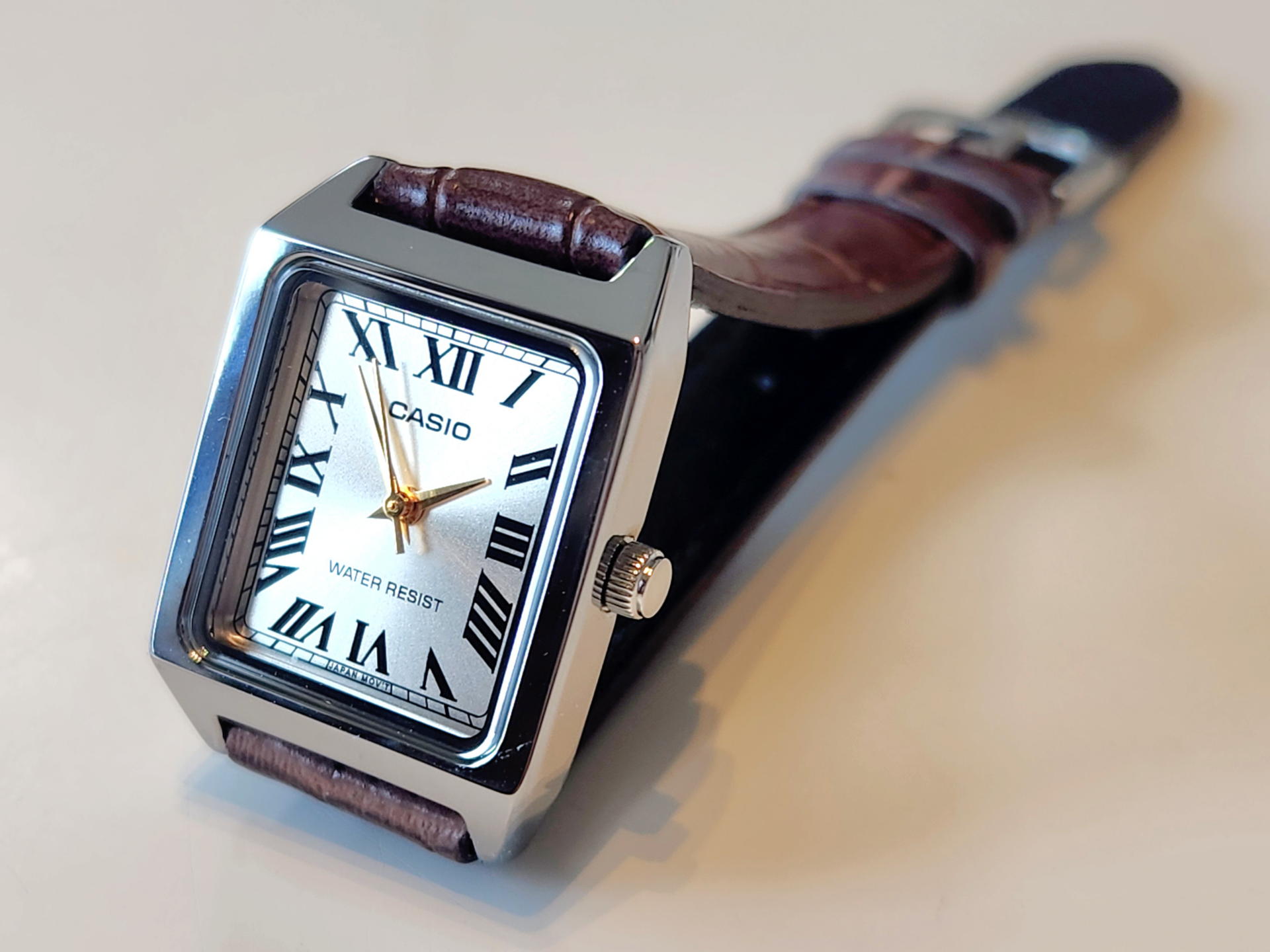 型押しブラウンレザーの質感