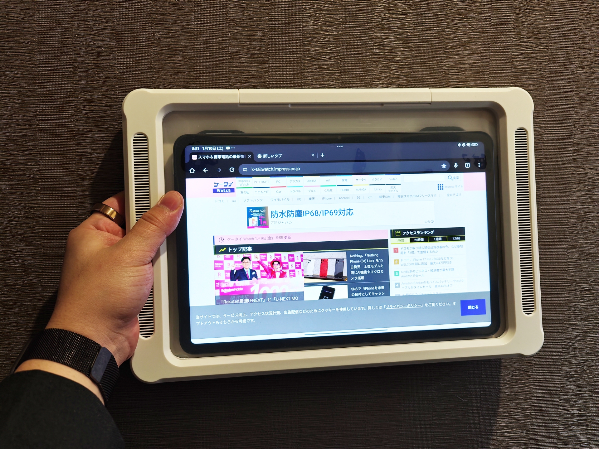 作りは非常にシンプルで、上部にある留め具を外してタブレットを入れ、再度留めるだけです。背面と4辺がプラスチックケースで覆われ、ディスプレイ面にはタッチ操作に対応したフィルムが取り付けられています。
