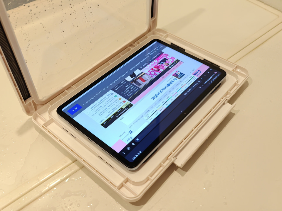 お湯に浸かりながら動画視聴も楽しめる3COINSの防滴タブレットケース