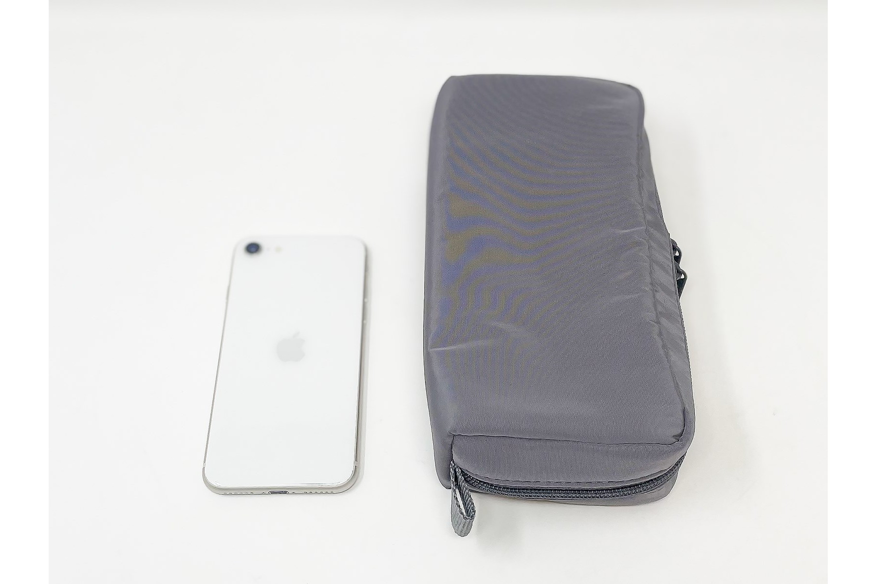 iPhone SE3とのサイズ比較。20cm×9cmと横長のサイズ感です。