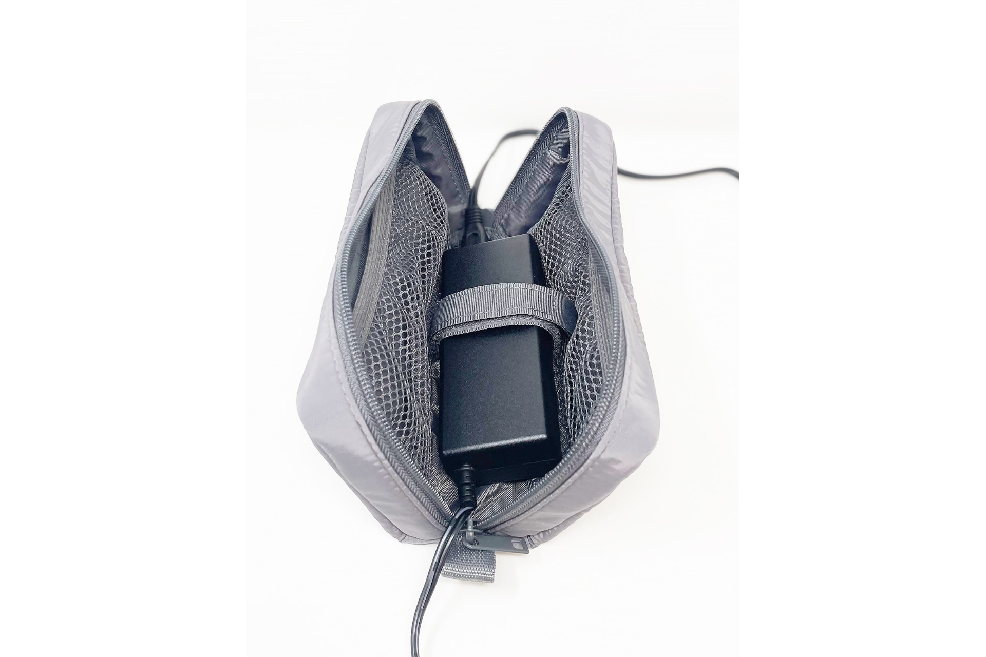 ノートパソコンなどのACアダプターをそのまますっぽり入れて、テープで留めておくことができます。