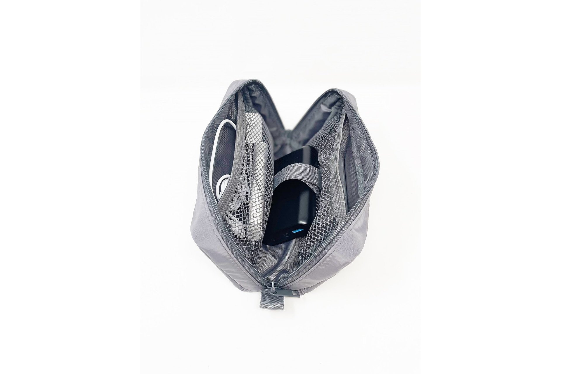 大型のモバイルバッテリーや各種のケーブル類も収納可能。