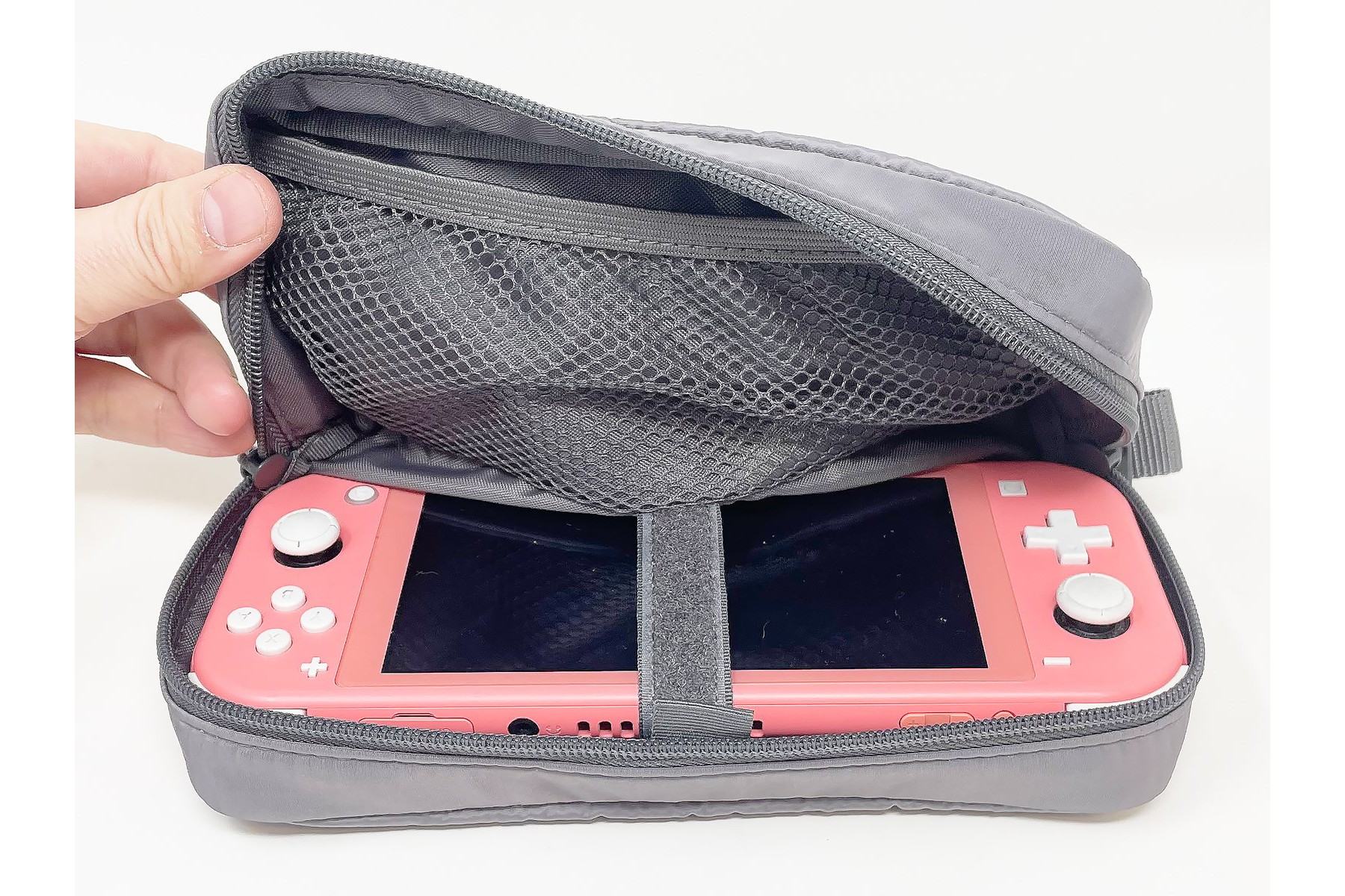 携帯ゲーム機「Nintendo Switch Lite」にジャストフィット。