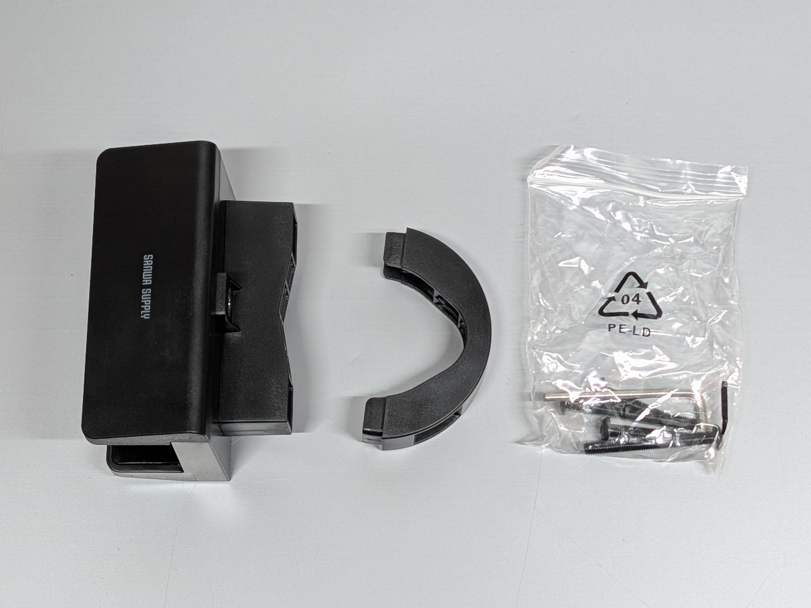 同梱品一覧。クランプ構造ではなく、ブラケットを2本のボルトで固定する仕組み