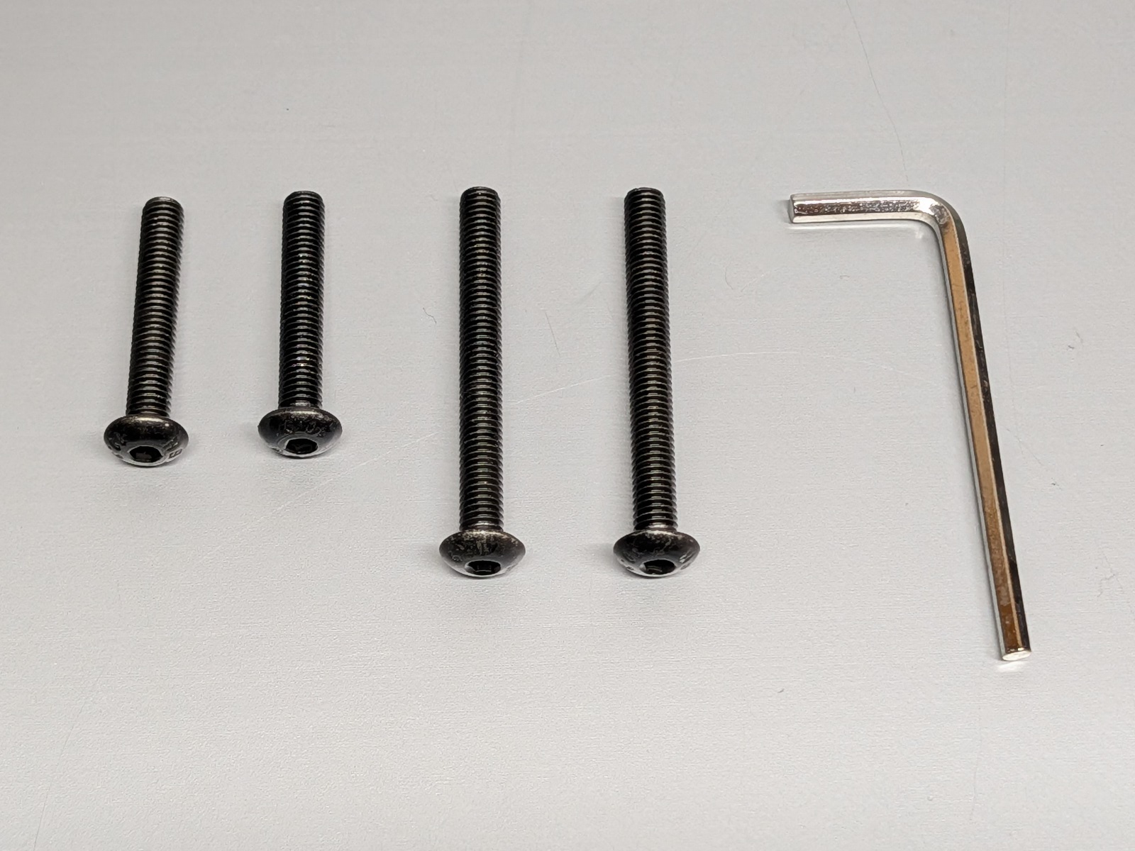 ボルトは長さが異なる2種類が同梱されている