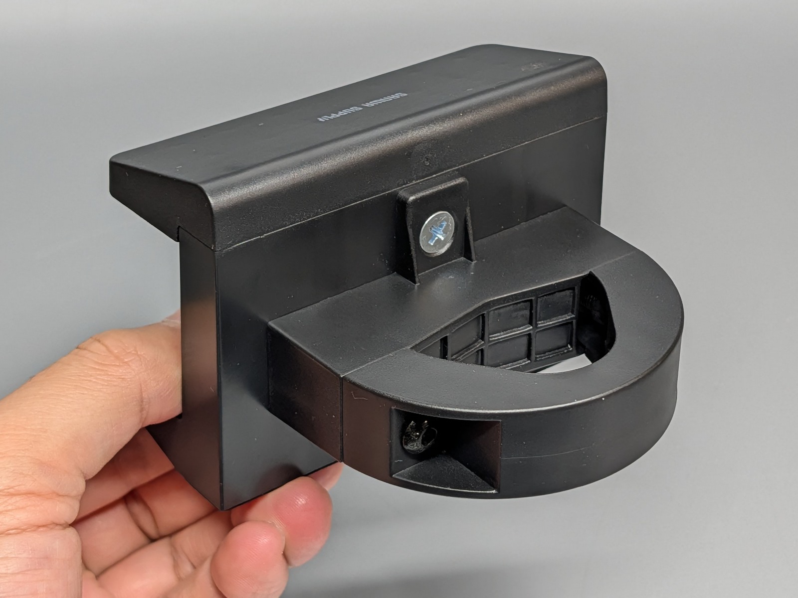 ブラケットを取り付けた状態。一辺25～35mmの角柱または直径30～48mmの円柱に装着可能