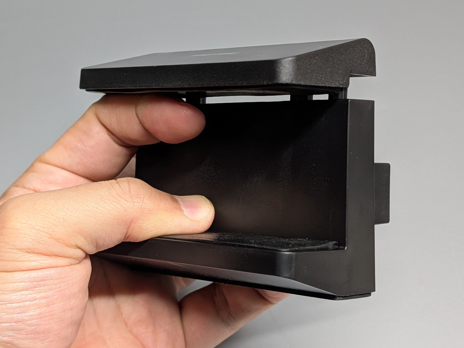 電源タップを挟むクリップ部は一般的な電源タップホルダーと同じ構造