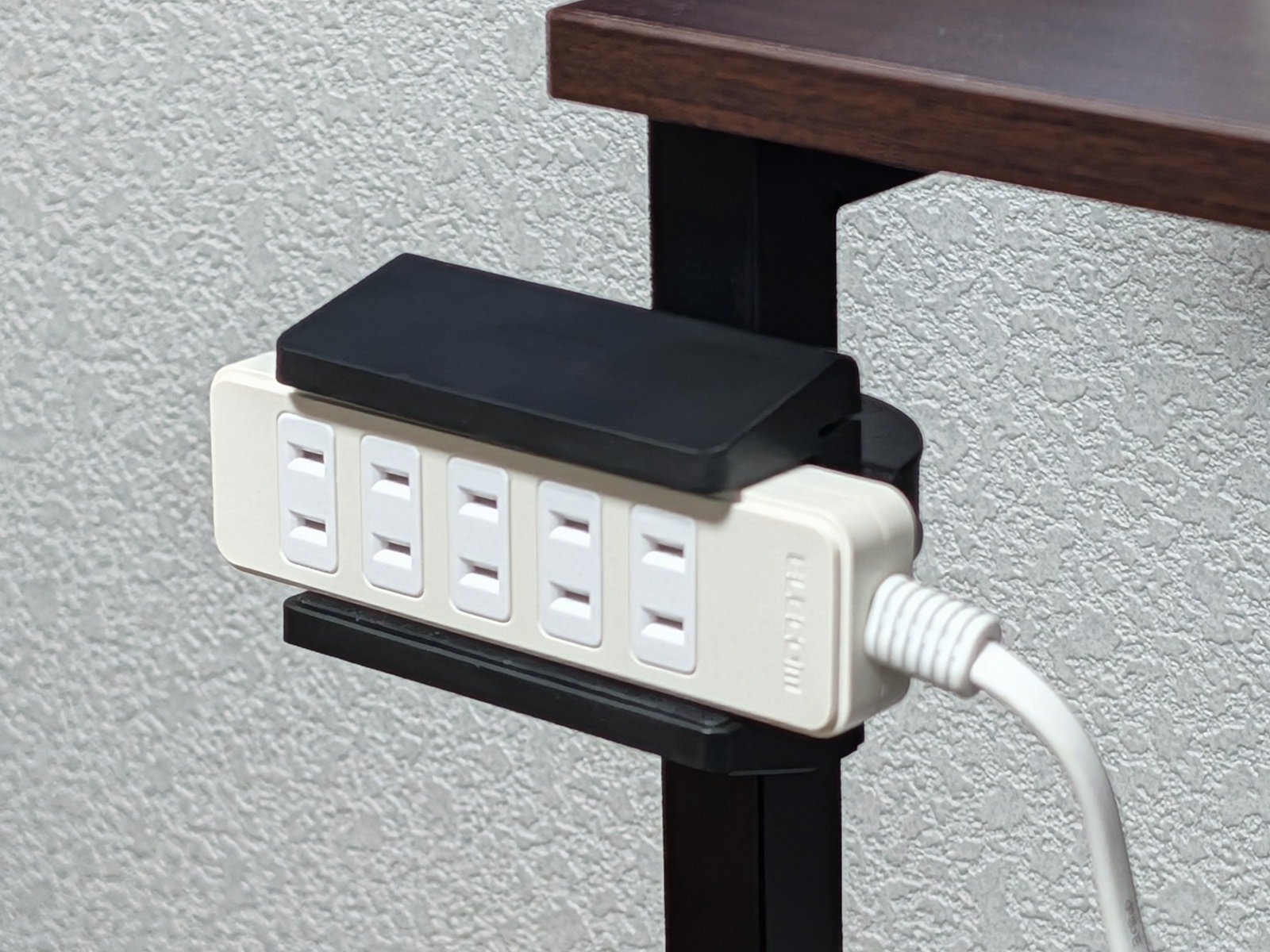 装着できる電源タップの最小幅は40mmから。比較的スリムなタップにも対応できる