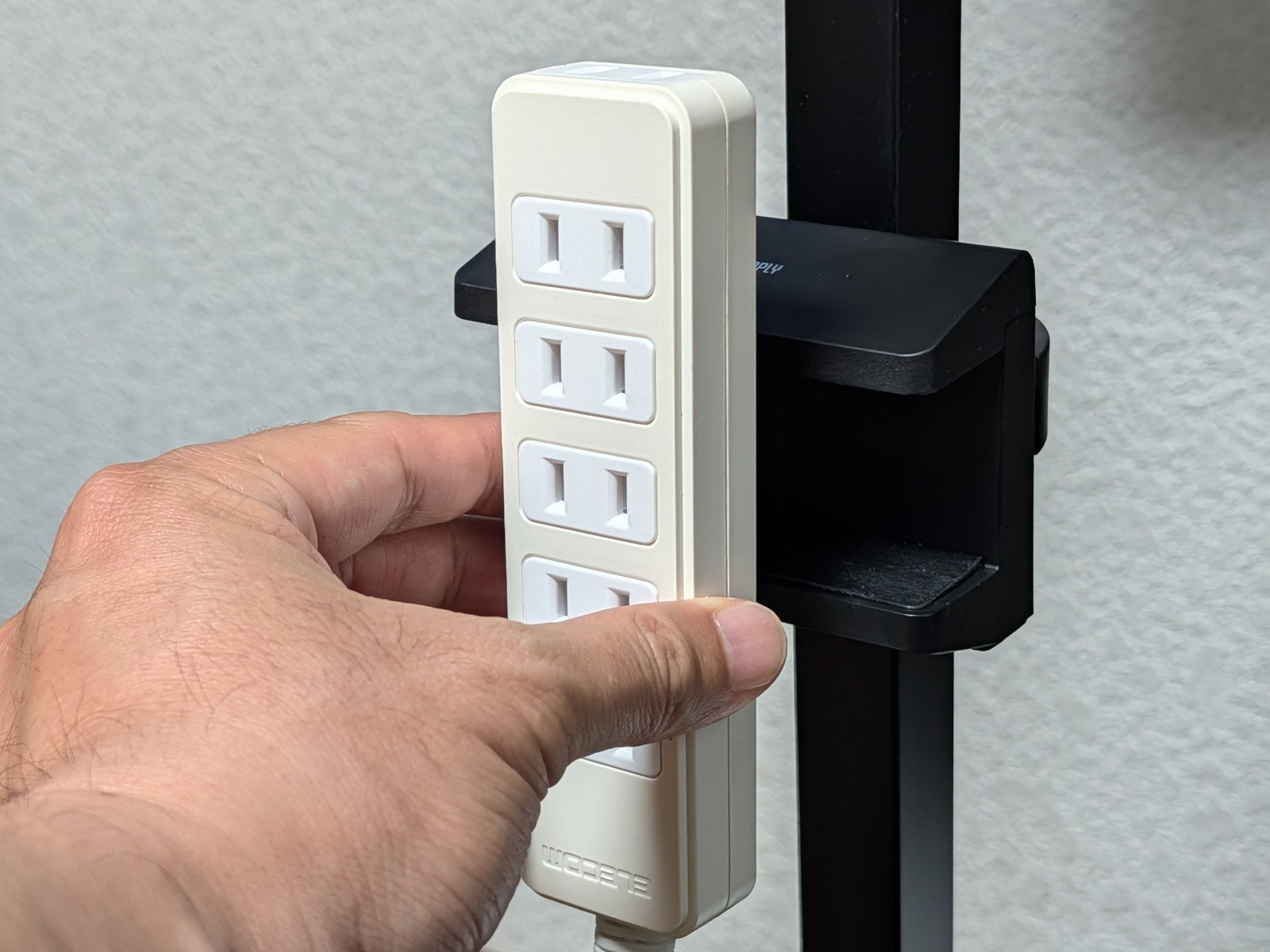 クリップ部は回転機構を持たないため、このように電源タップと支柱が並行になる向きでは取り付けられない