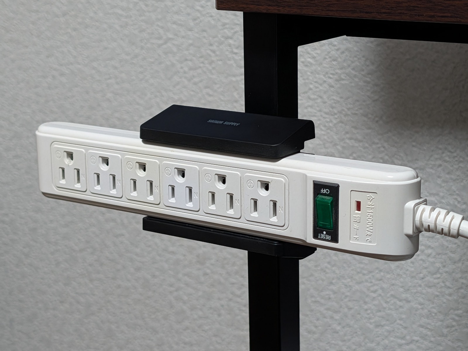 そのため全長が長い電源タップと組み合わせるとかえって邪魔に感じることもしばしばだ