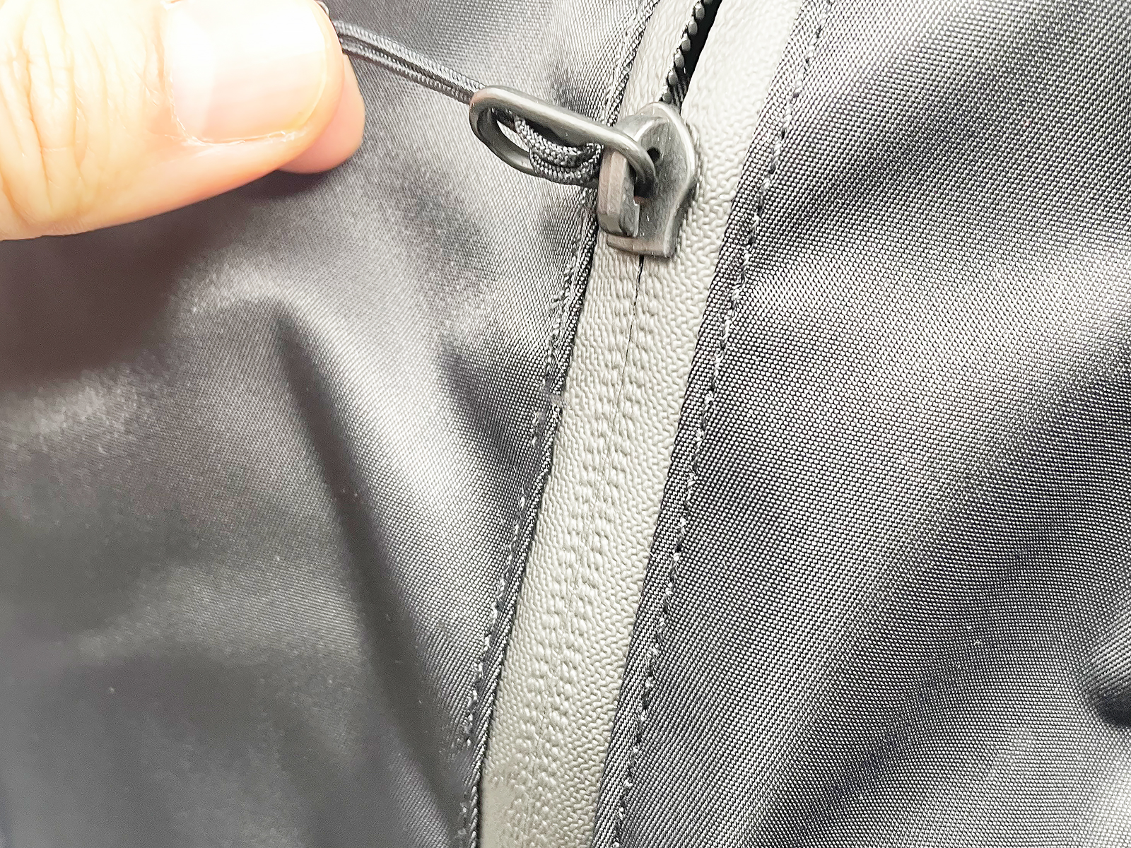 表面の撥水加工のほか、ファスナーも止水加工になっており、内部に水を染み込ませない構造になっています。