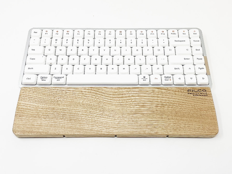 キーボードに必須の装備品、長く付き合えそうな木製のリストレスト