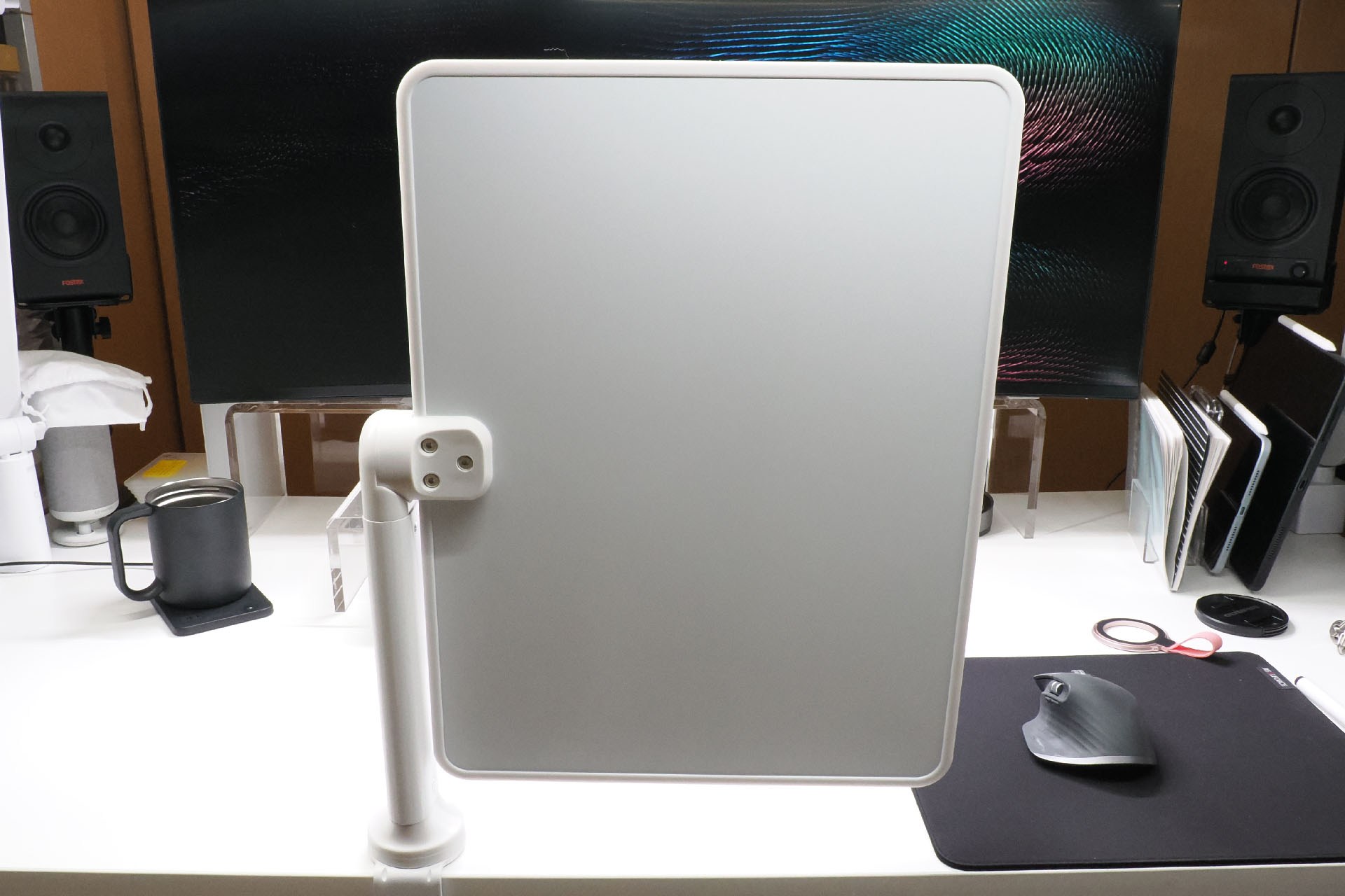 撮影用に設置。通常はデスクの左右端あたりに固定することになるがさておき、クランプ固定式で、このクランプ自体の固定力も強く、ガッチリ固定され、安定感が凄い。