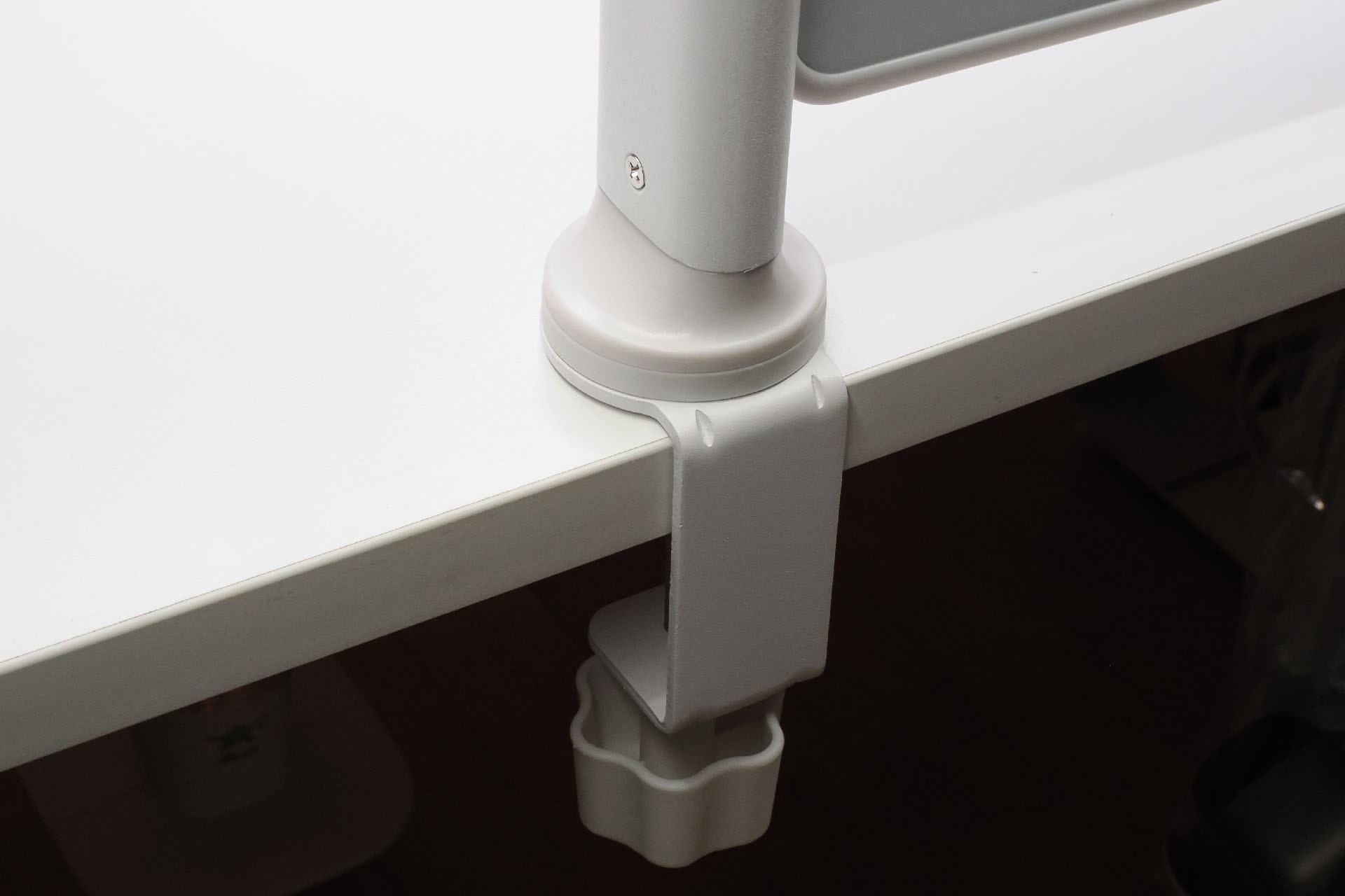 クランプは幅60×奥行50mm。こーんなに小さいフットプリントで使えて、しかも安定感抜群なホワイトボードなんて!!!　と軽く感動した。