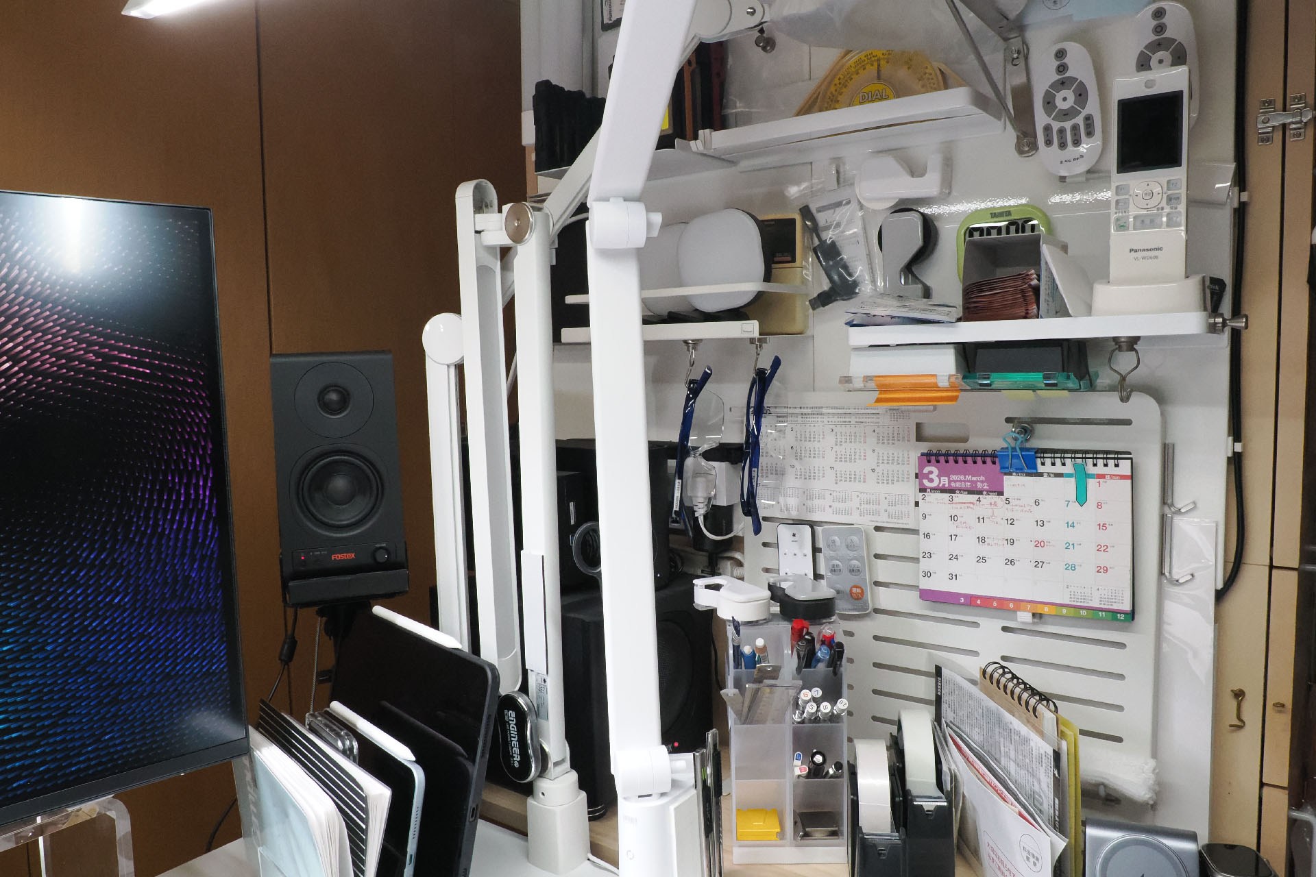 デスクの右側。スチールのボードがあり、いろいろなモノをマグネット固定で収納している。便利だが、デスクから少し離れているので、モノを使う場合は一瞬立ってスチールのボードに近づく必要がある。