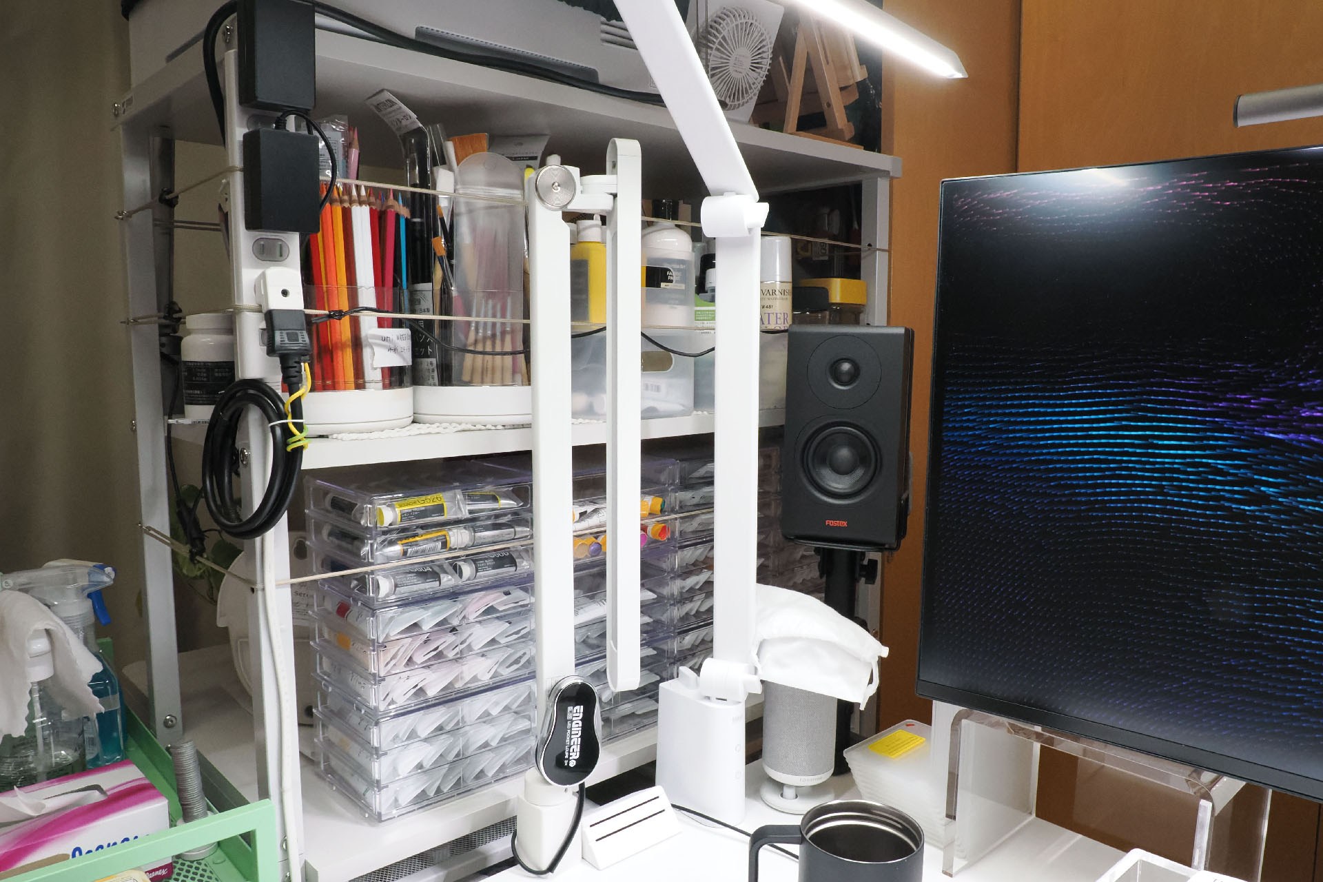 デスク左側はパソコンラックの裏面。手が届く位置だが、デッドスペースになっている。