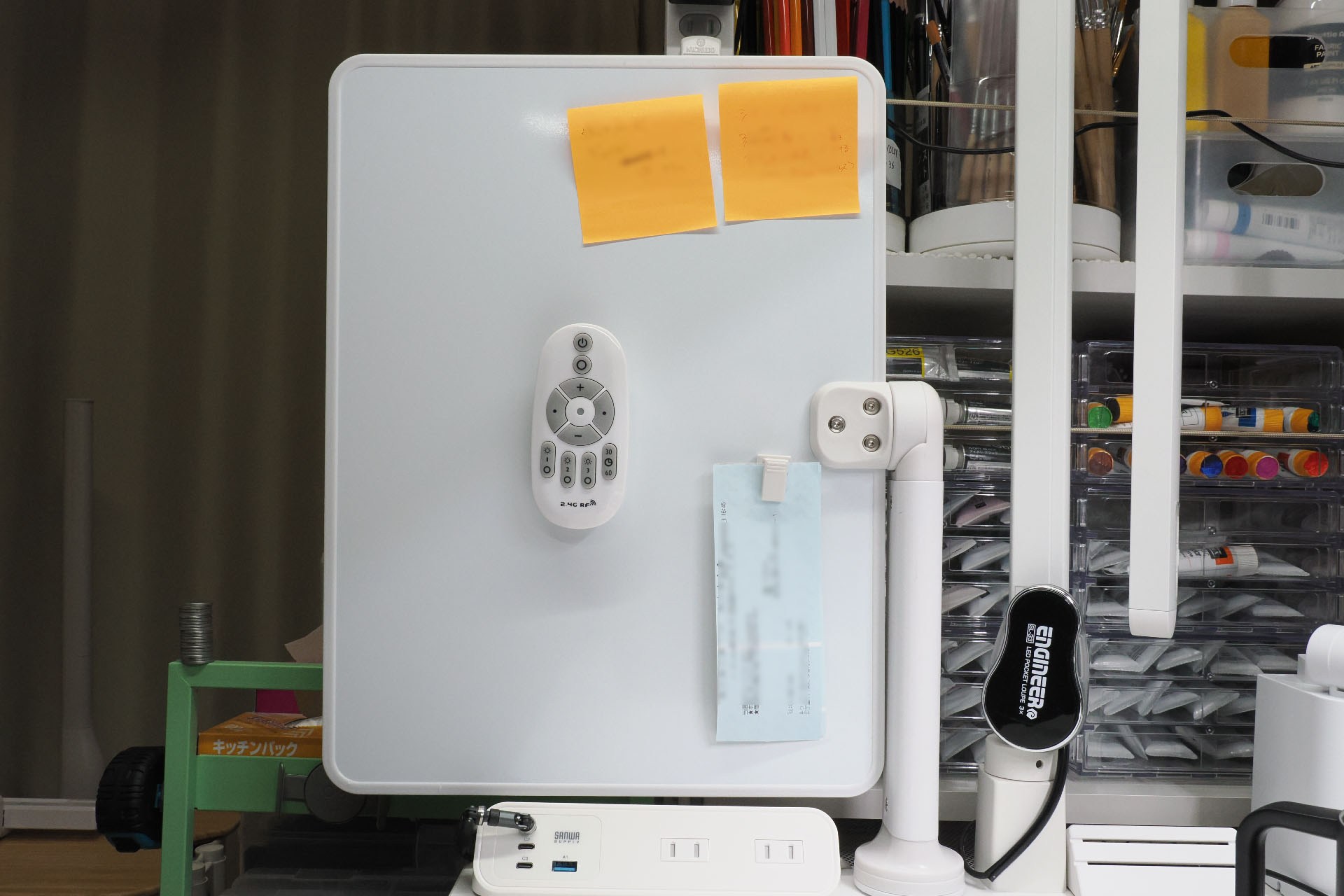 裏面にネオジム磁石を貼ったリモコンもくっつく。