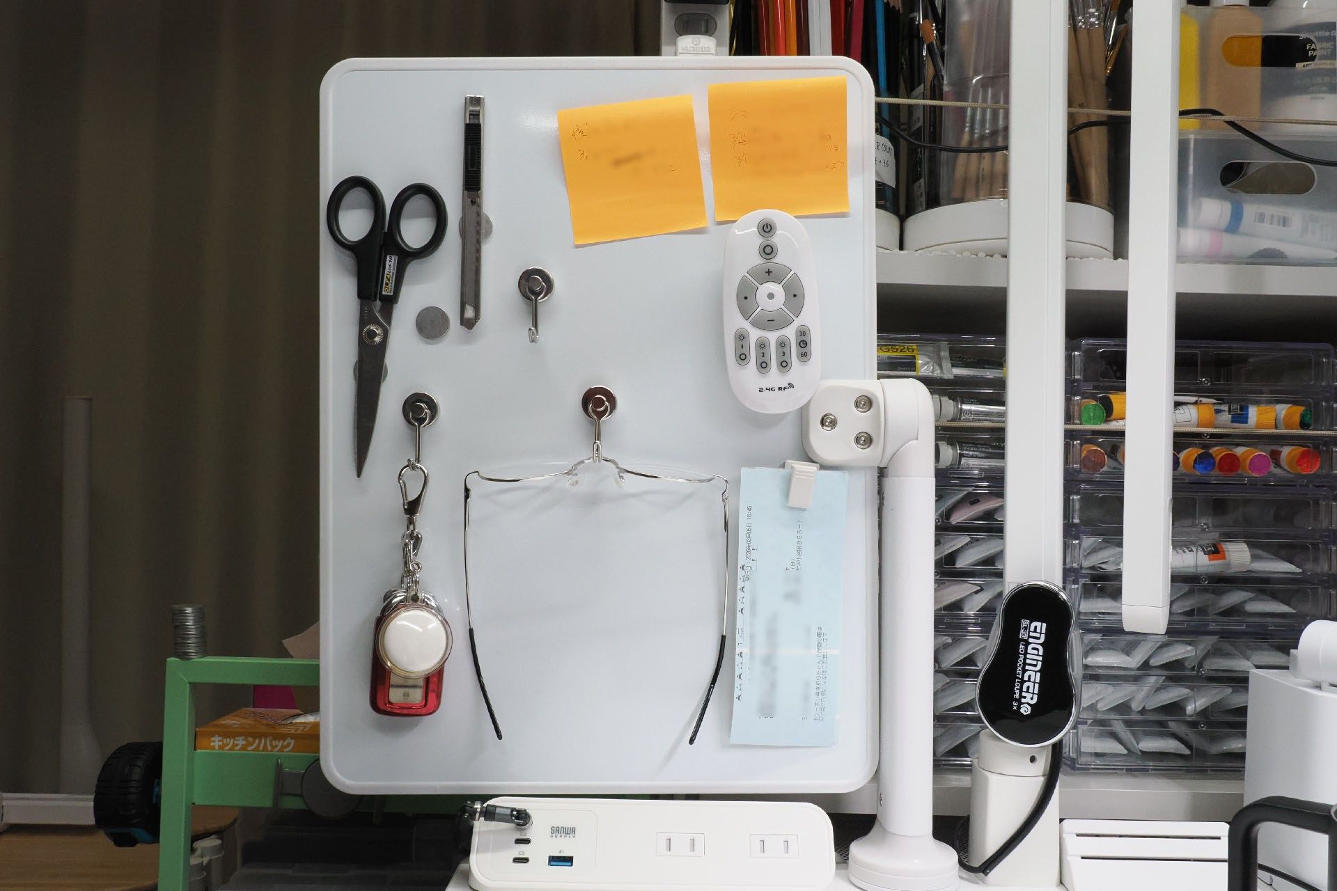 ネオジム磁石付きフックを使えば、クルマのキーやメガネなどを吊るしておける。