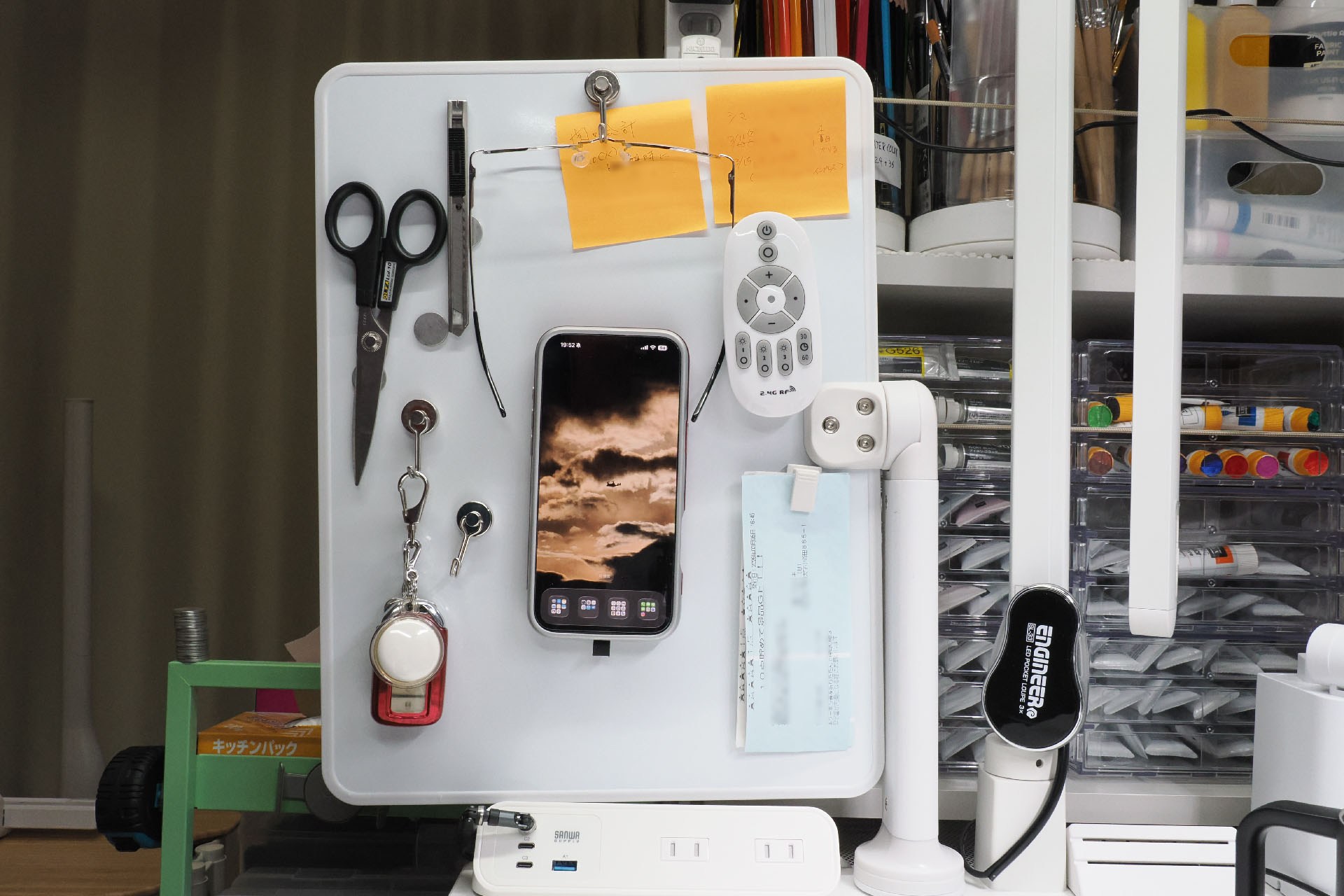 MagSafe対応スマホリングの両面にマグネットが埋め込まれたタイプなどを使えば、iPhoneをくっつけることもできる。