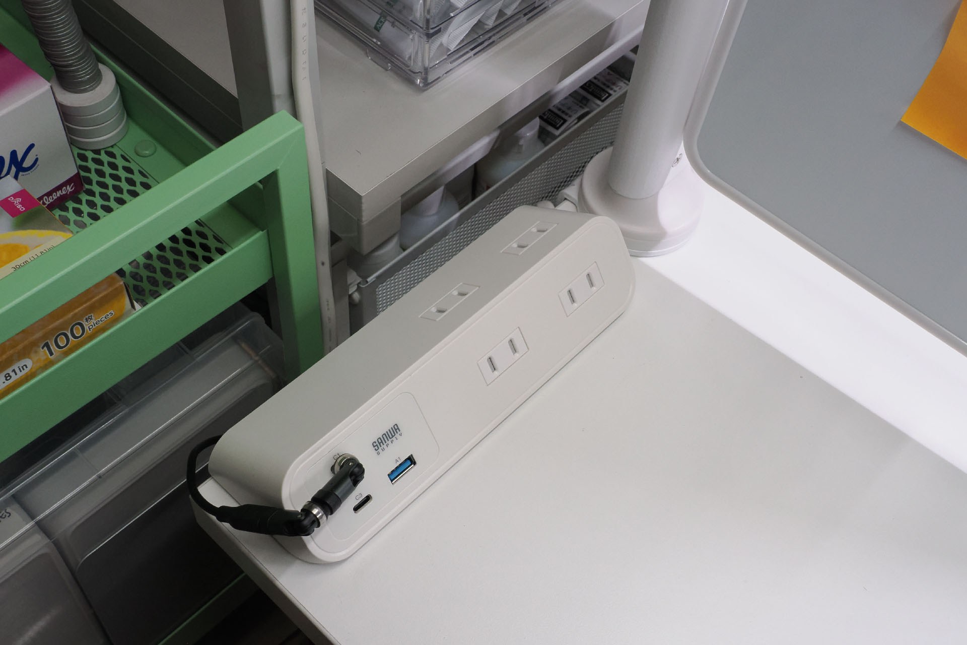 ホワイトボードの位置を変えられるので、ホワイトボードの下に位置する固定式マルチタップもしっかり活用できる。