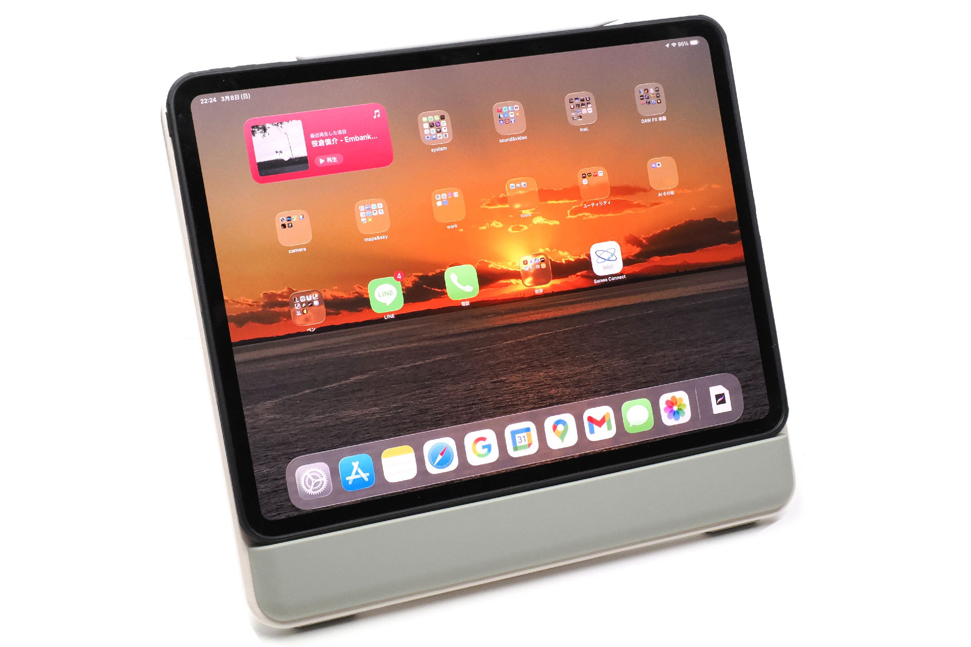13インチiPad Proを置くために買った。ピッタリサイズで安定感抜群。13インチiPad Proを見やすい角度にして各種作業をすると、「やっぱりスタンドあるとラクでいい」と改めて思う。