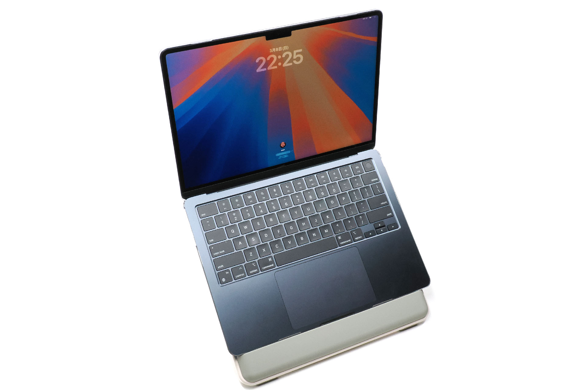 あまりこの使い方はしないが、13インチMacBookもほぼちょうど置ける。MacBookのカメラ位置が目の高さくらいになるので、オンライン会議にもよさそうだ。