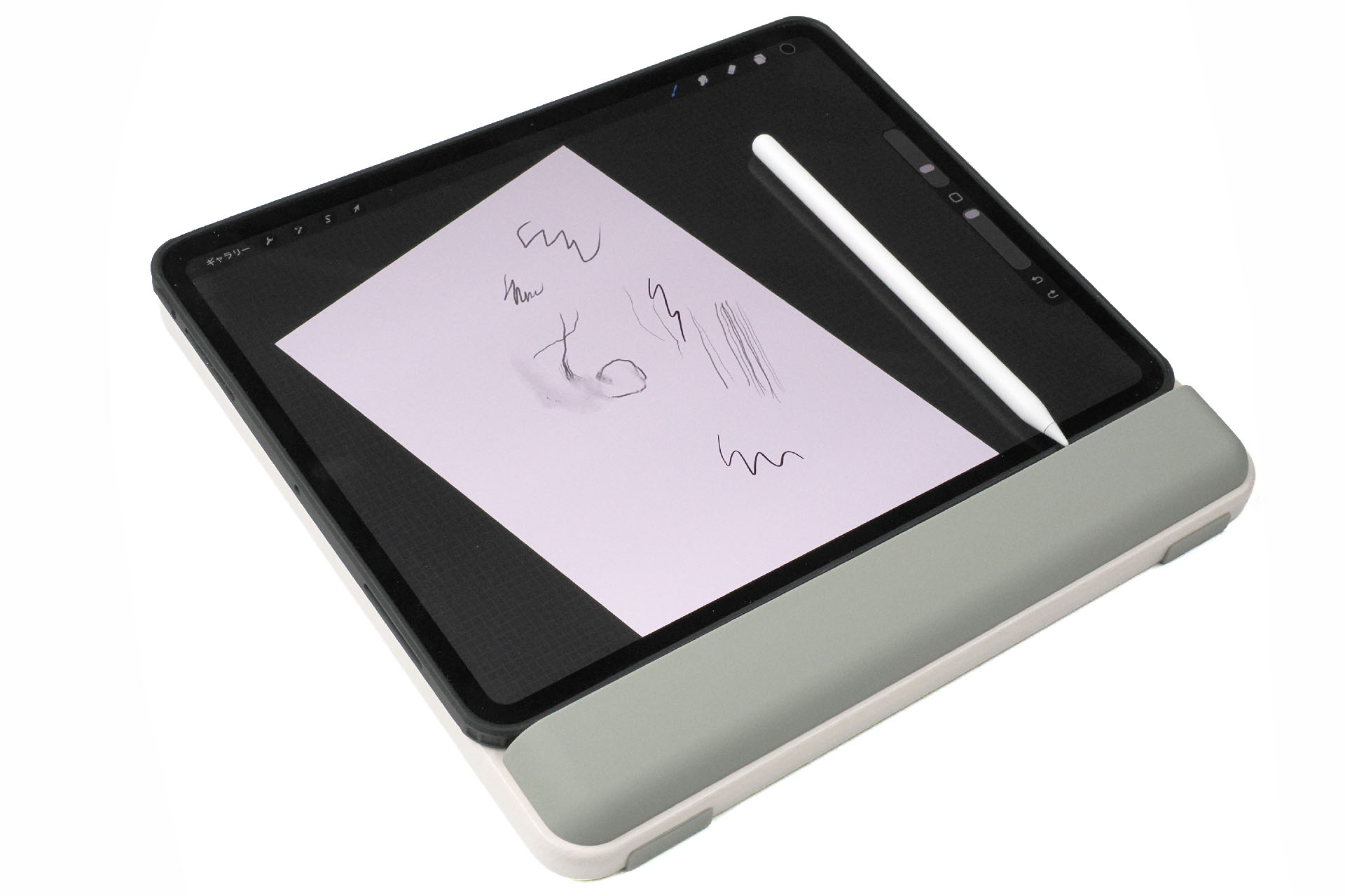 13インチiPad Proのお絵描き時の角度。13インチiPad Proを見やすい角度にしつつシッカリと安定させた状態で、二刀流の操作（右手でApple Pencilで描いて左手でキャンバスを拡大・縮小・回転させたり）がヒッジョーに行いやすい。