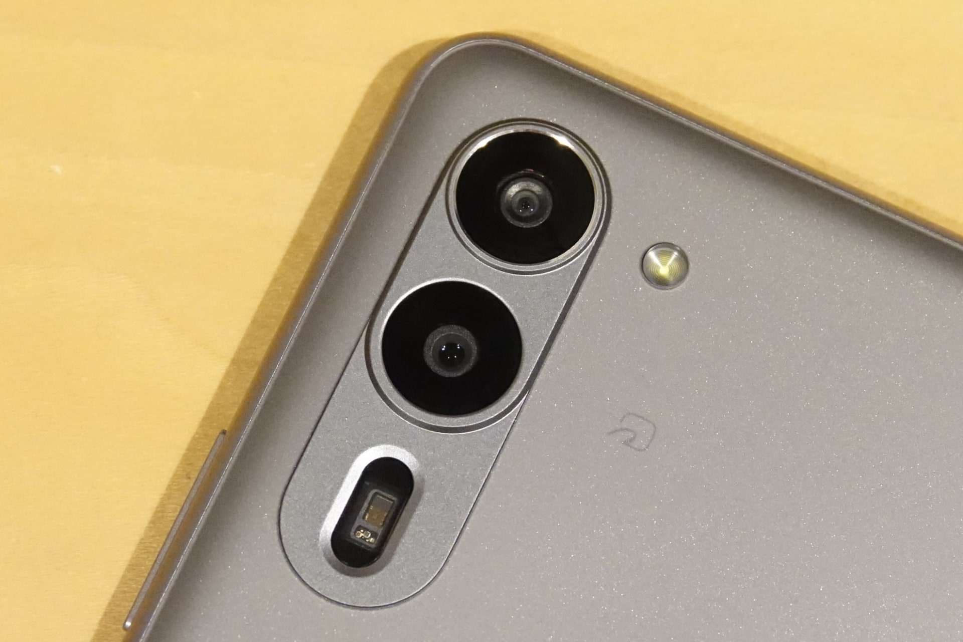 「arrows We2 Plus」の自律神経測定用のセンサー（カメラの下）