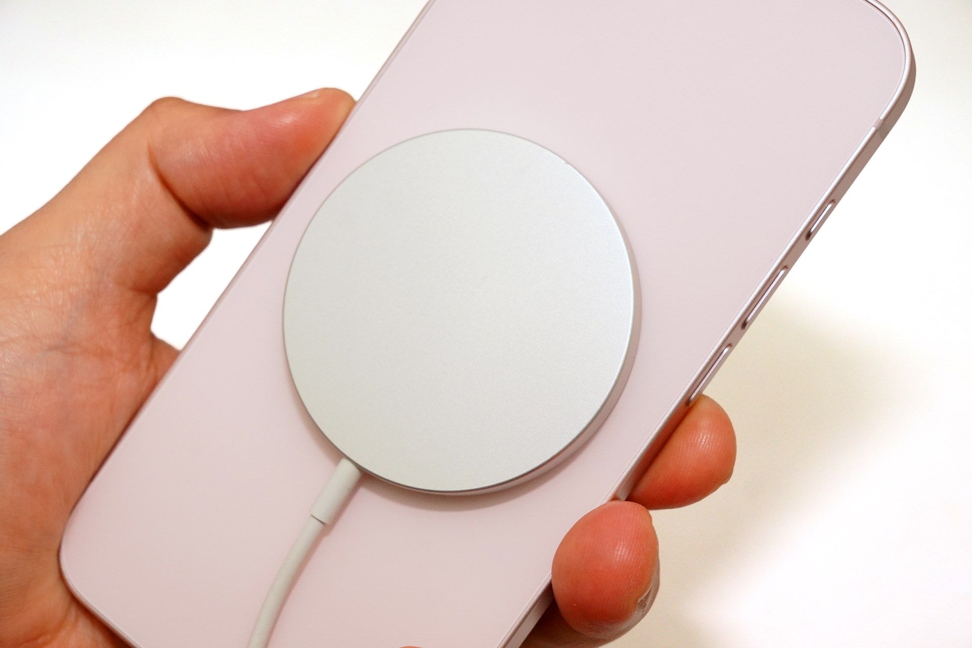 iPhone eシリーズとして初めてMagSafeに対応した