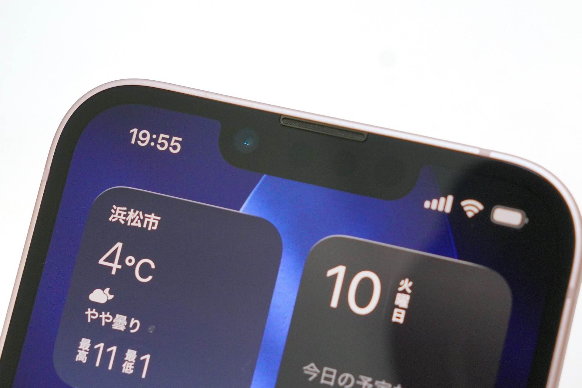 フロントカメラはダイナミックアイランド型ではなく、ノッチ型