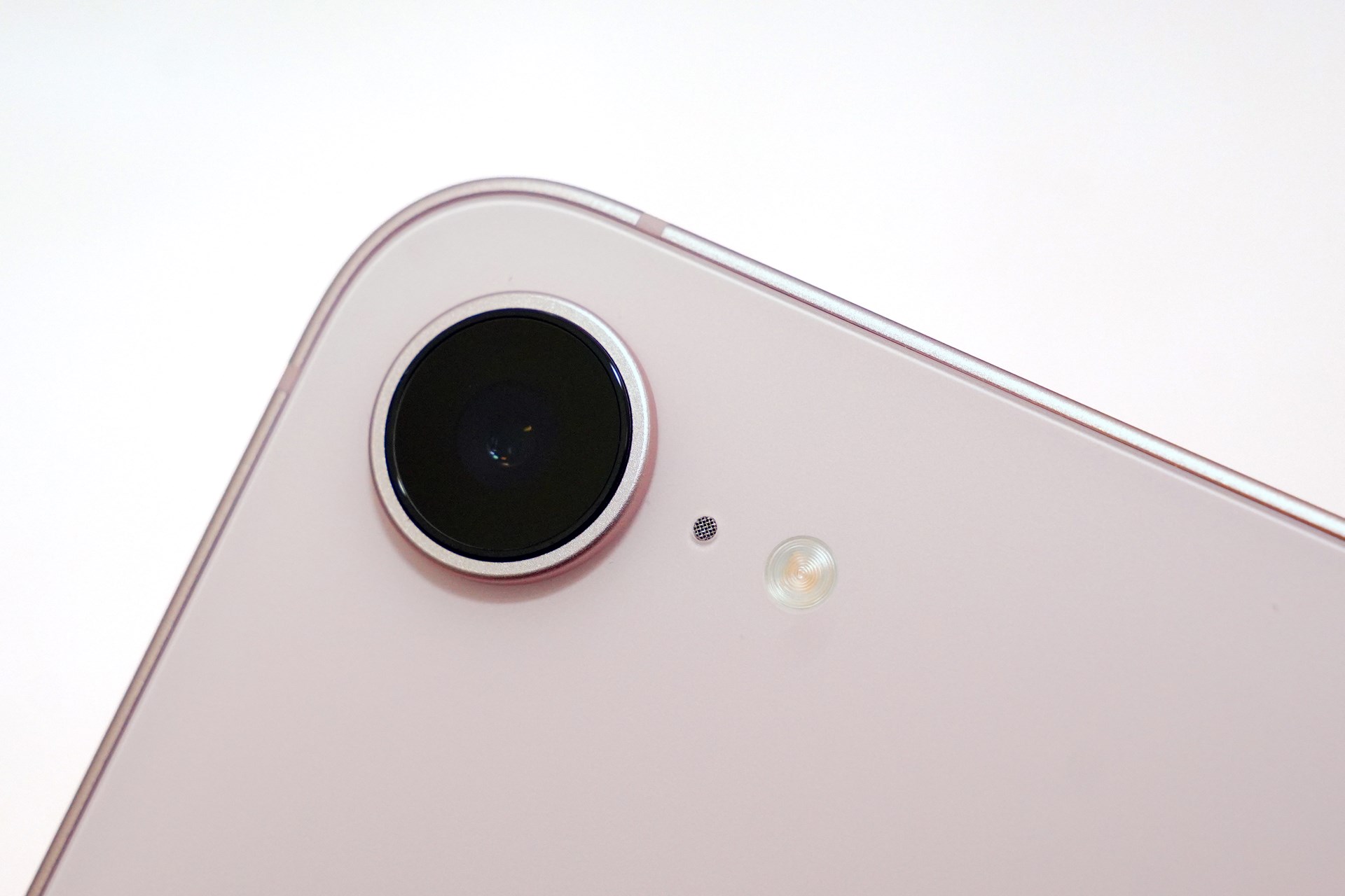 背面のカメラは広角のみの潔い仕様だ